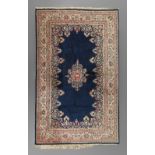 Persischer Teppich Mitte 20. Jh., hell abgesetzter, üppiger Floraldekor und breiter
