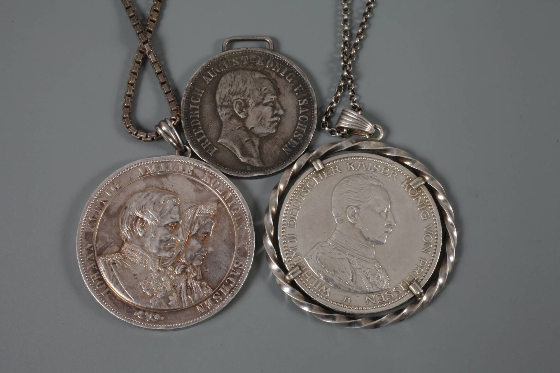 Drei Münzen gehenkelt - Image 3 of 3