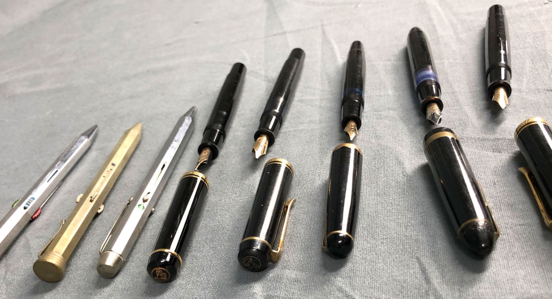 Piston fountain pens, ballpoint pens, some Montblanc, some gold nib. - Image 17 of 25