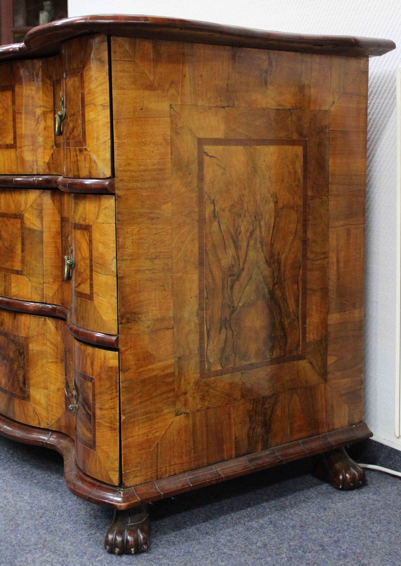 Dresser baroque. Walnut? Three-drawer body with a curved front. - Image 3 of 6