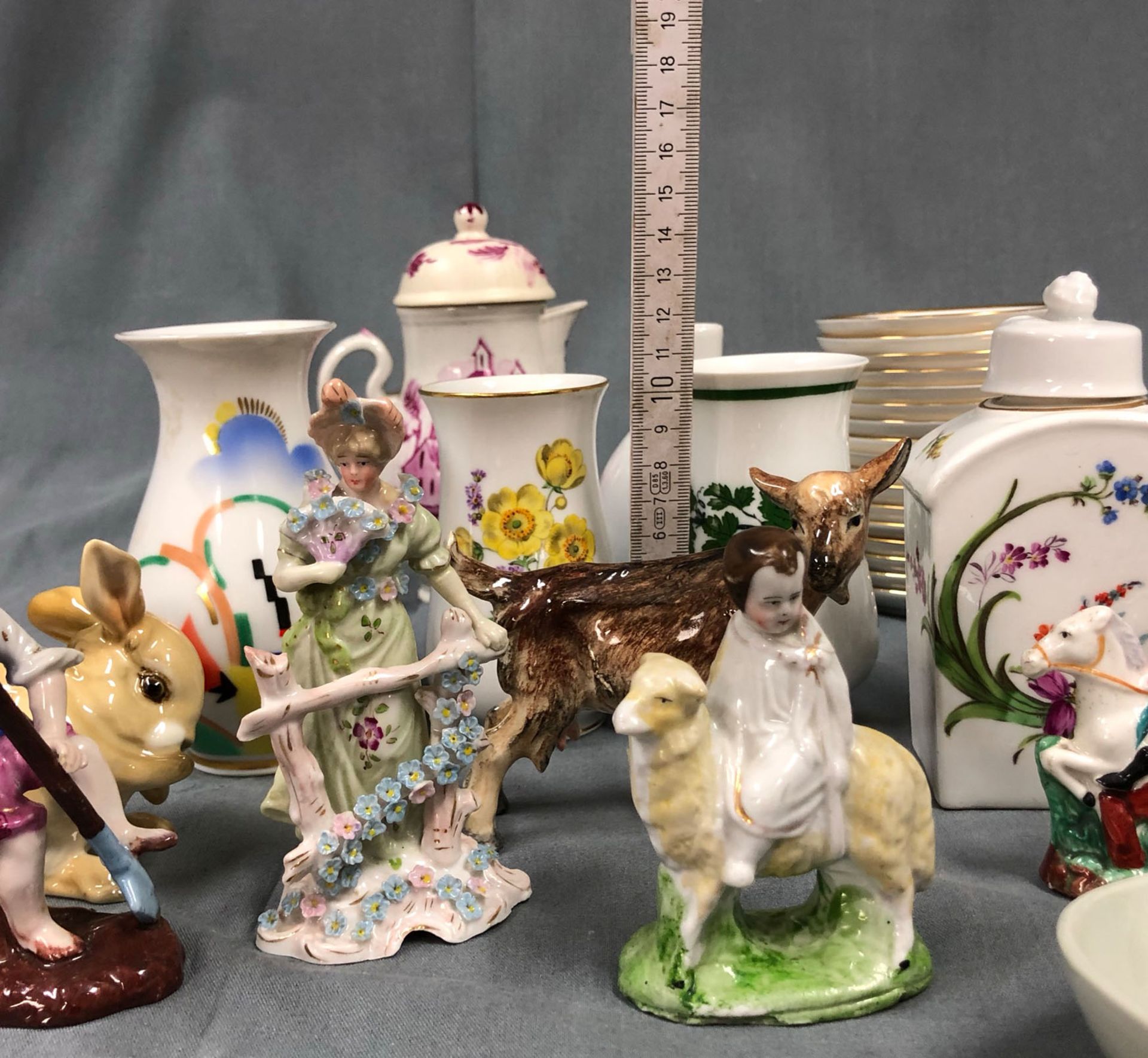 Mixed lot of old porcelain. Figures, bowls, vases. Some Meissen, KPM. - Image 16 of 23