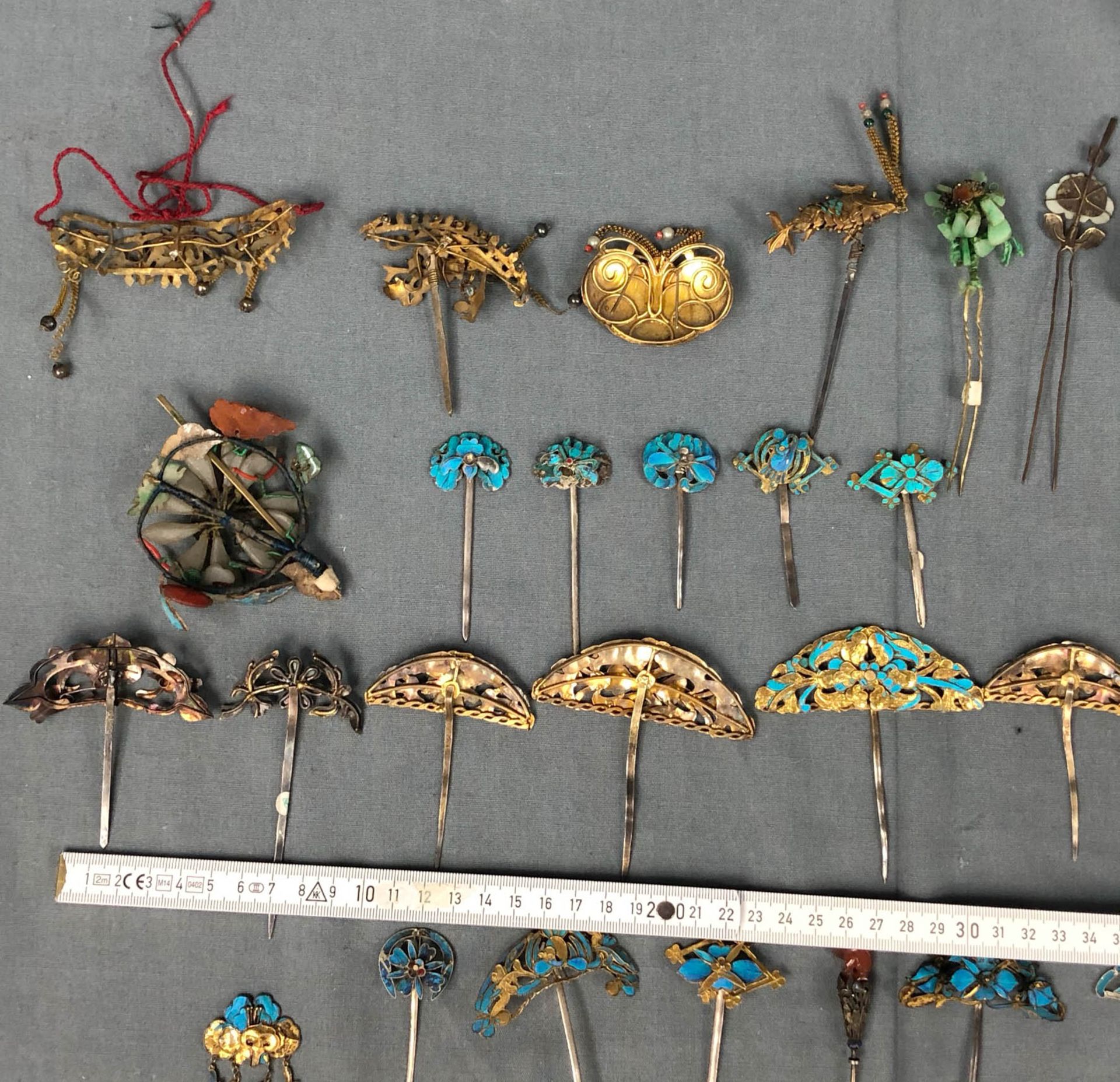 Collection of jewelry, needles, clasps. China proably old. - Bild 11 aus 23