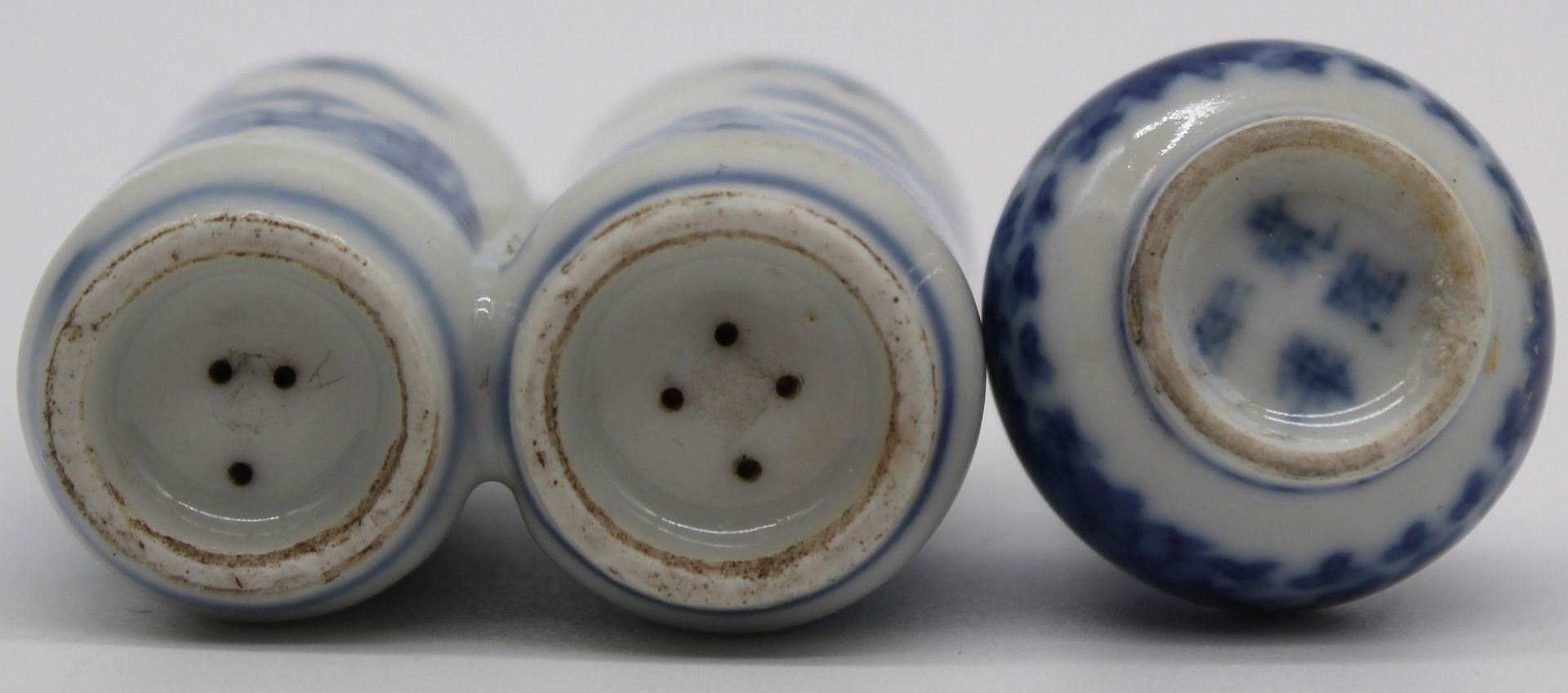 10 porcelain snuff bottles / dispeners. Probably China old. - Image 17 of 31