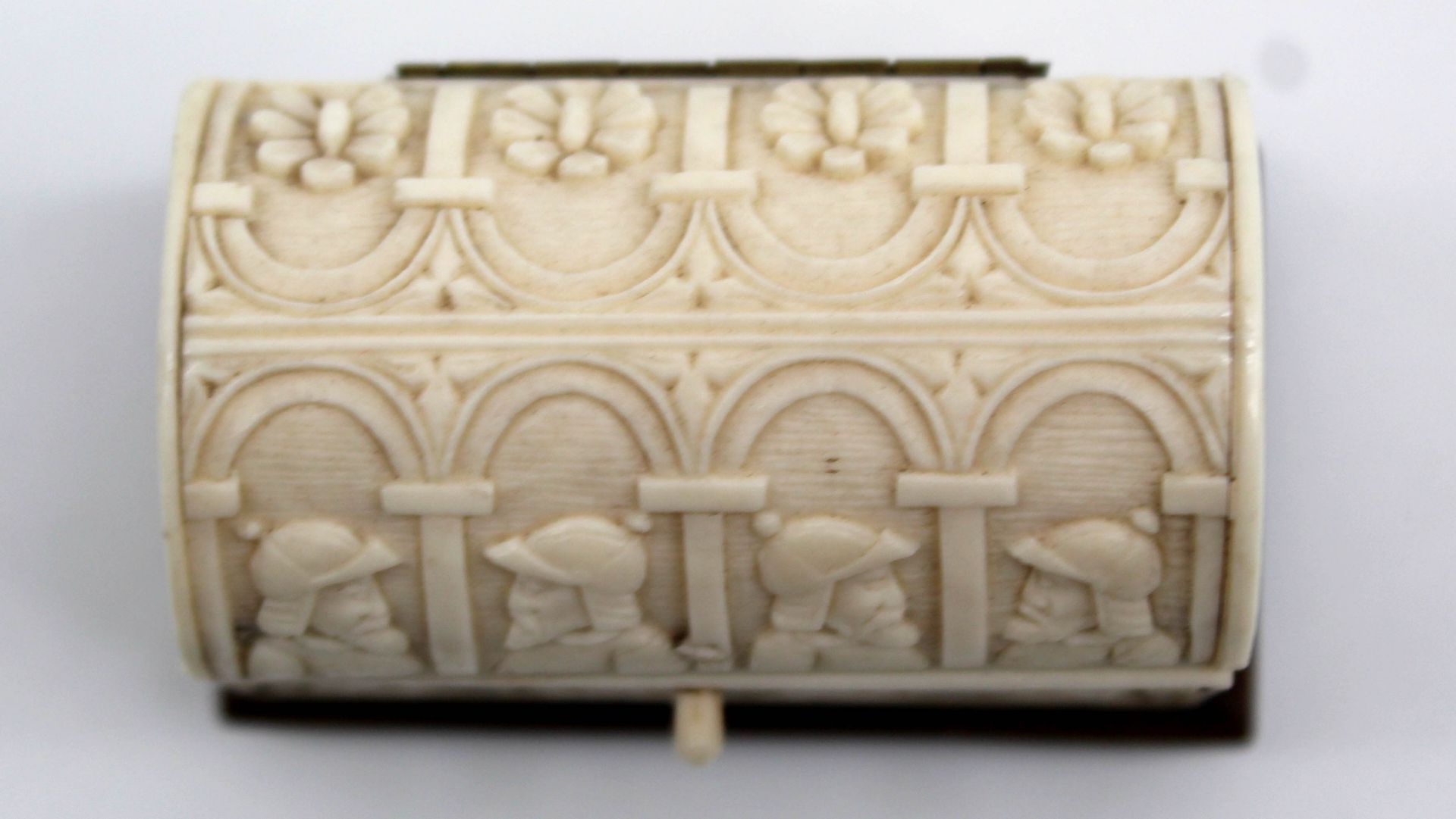 Miniature model sarcophagus. Ivory around 1900. Probably Erbach. - Image 6 of 7