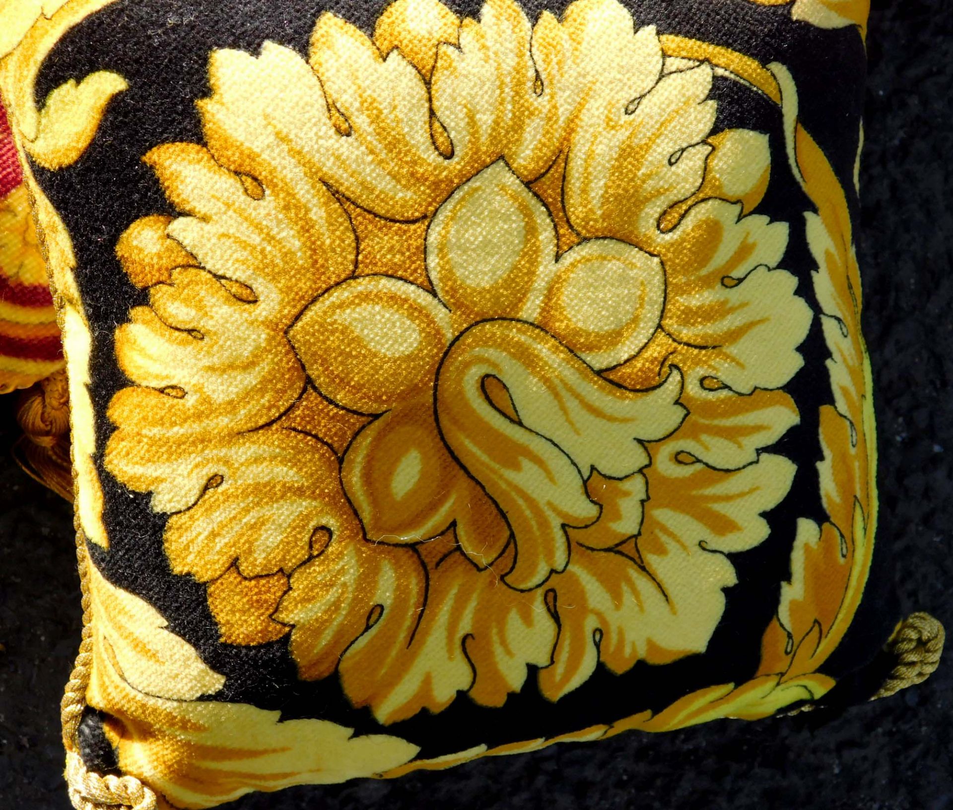 Convolute VERSACE. Fabric samples, pillowcases, presentation pillows. - Image 9 of 10