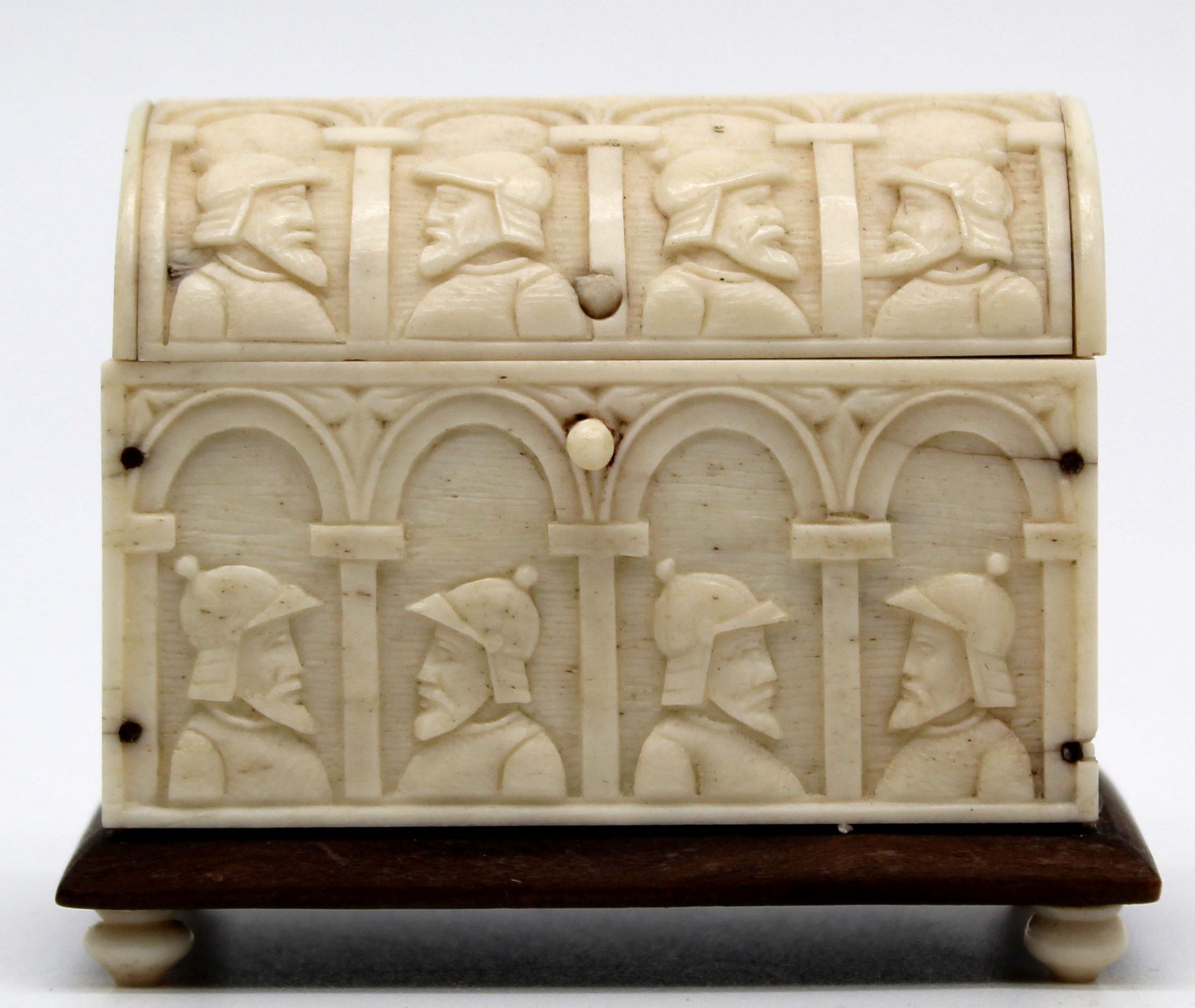 Miniature model sarcophagus. Ivory around 1900. Probably Erbach.