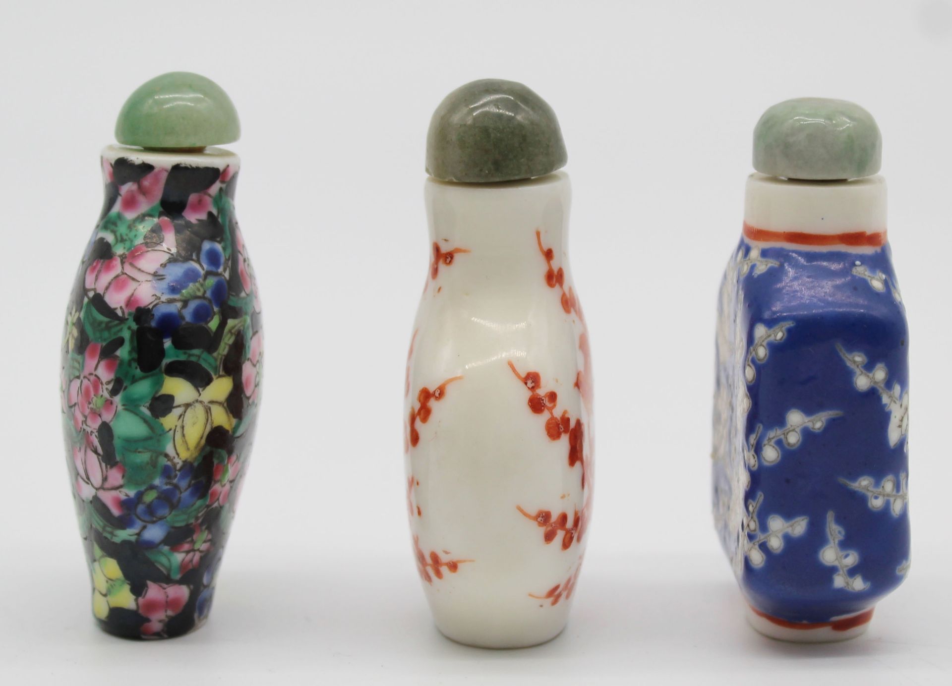 4 snuff bottles. Up to 71 mm high. And textile silk 48 cm x 28 cm Tatsumura. - Image 13 of 14