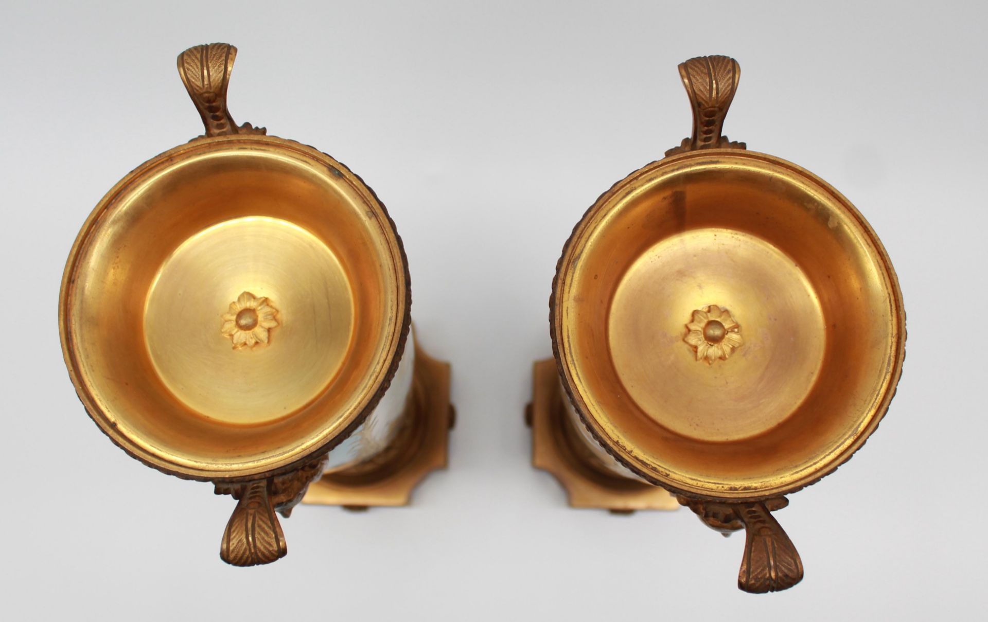 Two lidded cups around 1900. Porcelain. With "bronze dore" mounts. - Image 9 of 12