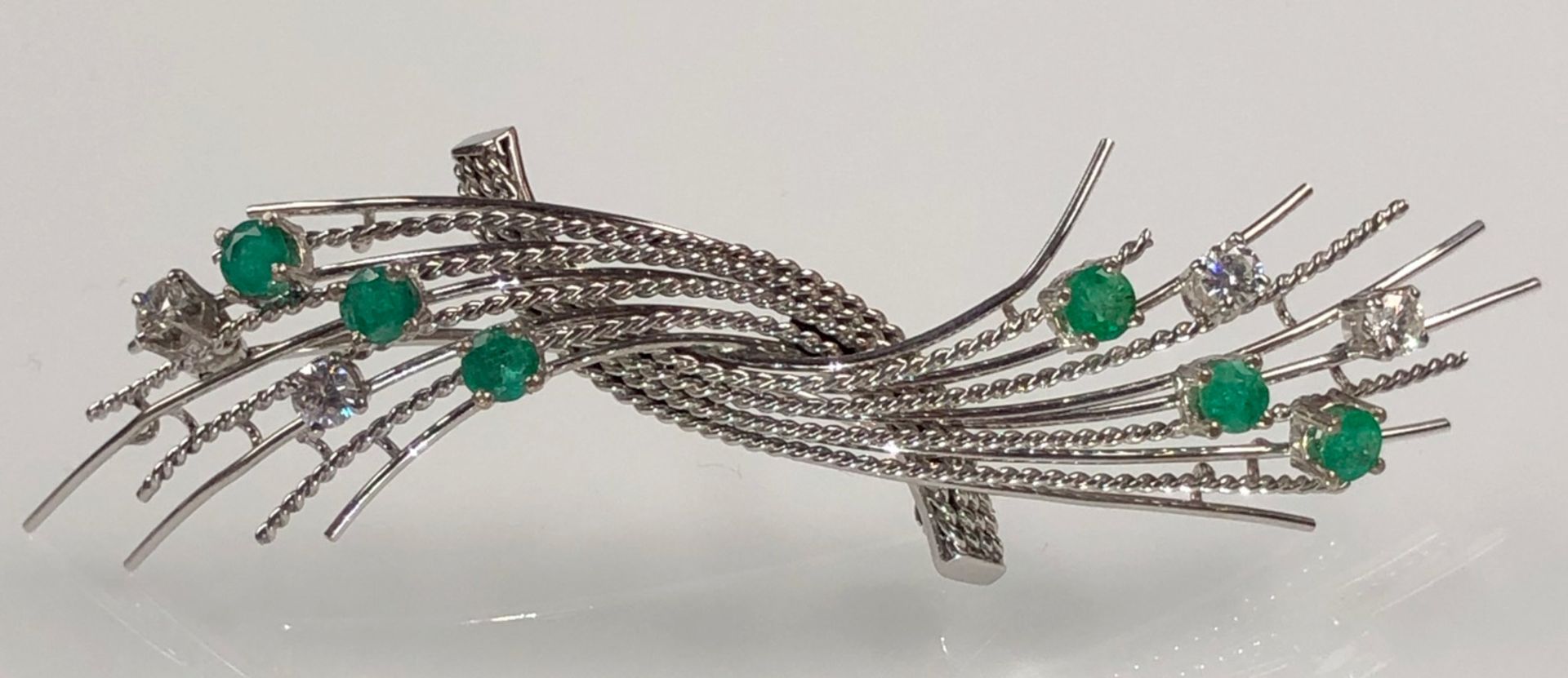 Brooch in white gold 590. With 4 diamonds and 6 emeralds.