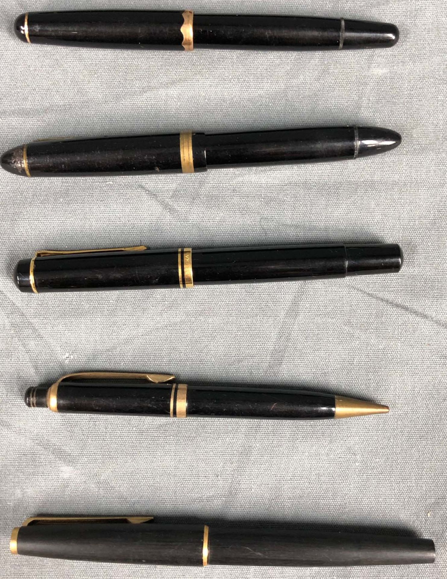 Piston fountain pens, ballpoint pens, some Montblanc, some gold nib. - Image 25 of 25