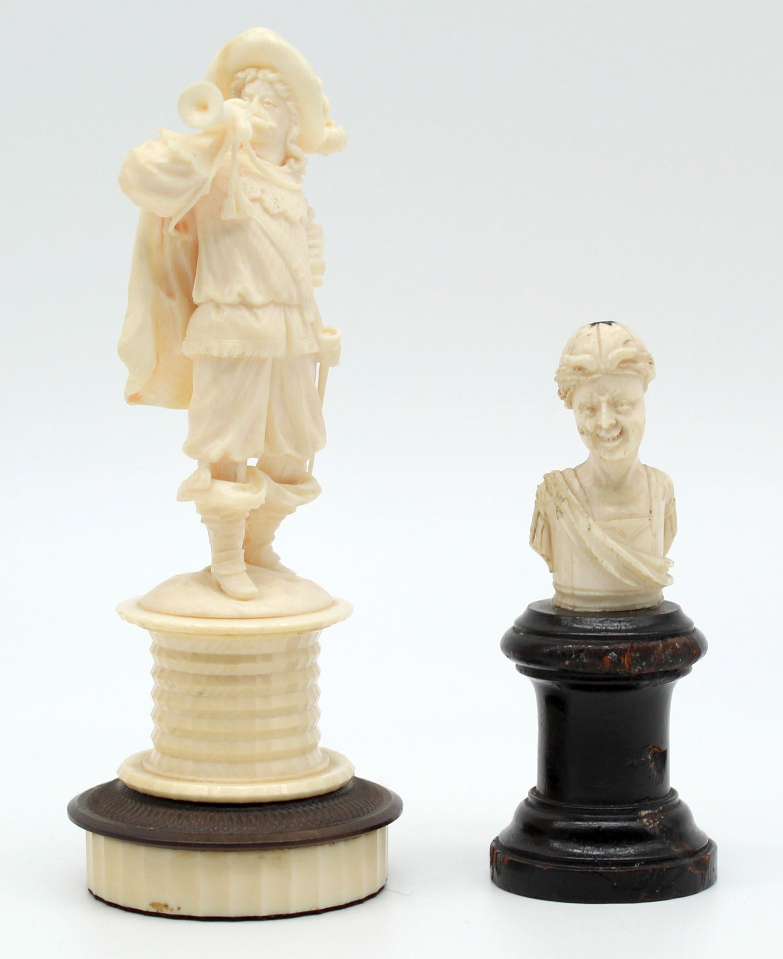 2 figures, ivory around 1900. Probably Erbach. Herald?