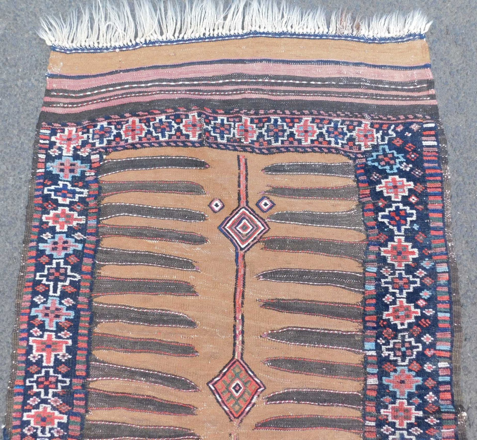 Varamin Sofreh Persian carpet. Iran. Around 80 - 120 years old. - Bild 4 aus 5