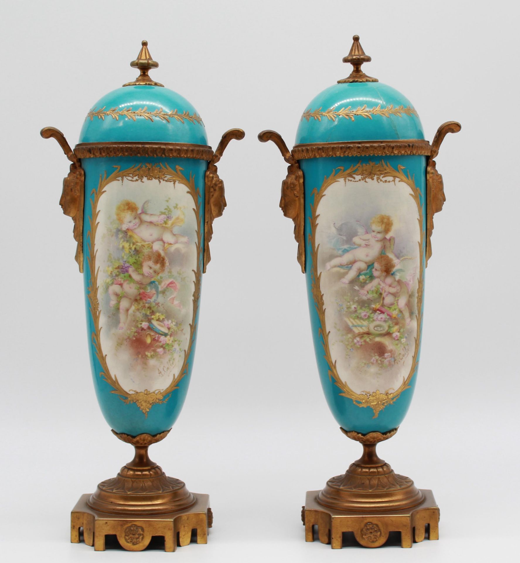 Two lidded cups around 1900. Porcelain. With "bronze dore" mounts.