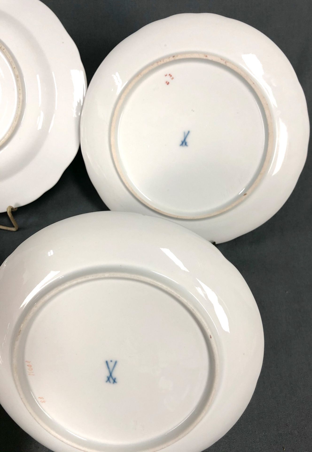 7 Meissen plates. Different decors. Partly with sanding marks. - Image 13 of 18