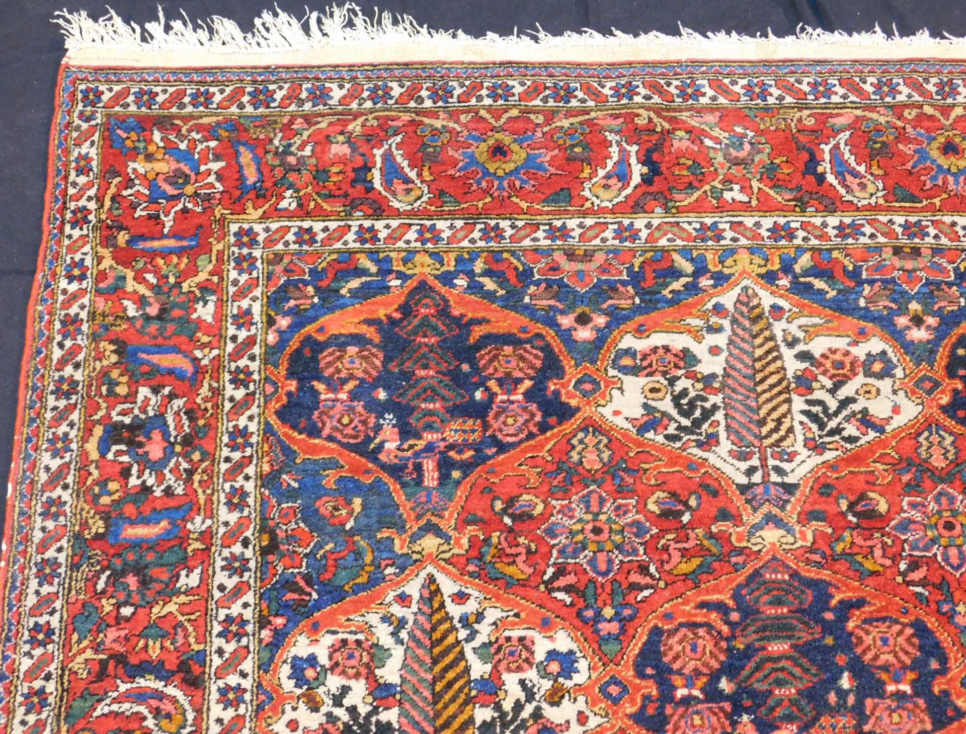 Bakhtiar Persian carpet. Field carpet. Iran. Around 80 - 100 years old. - Bild 6 aus 8