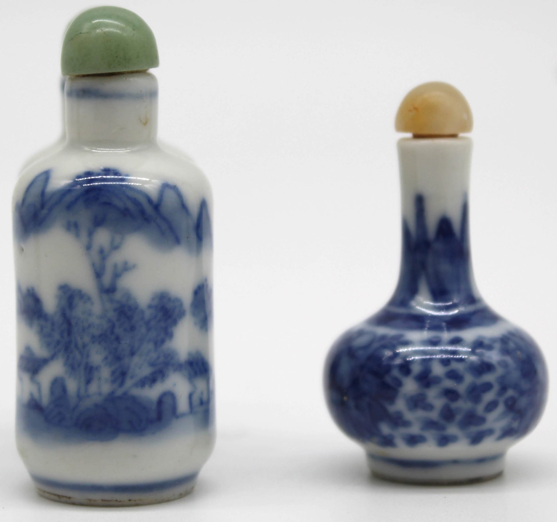 10 porcelain snuff bottles / dispeners. Probably China old. - Image 13 of 31