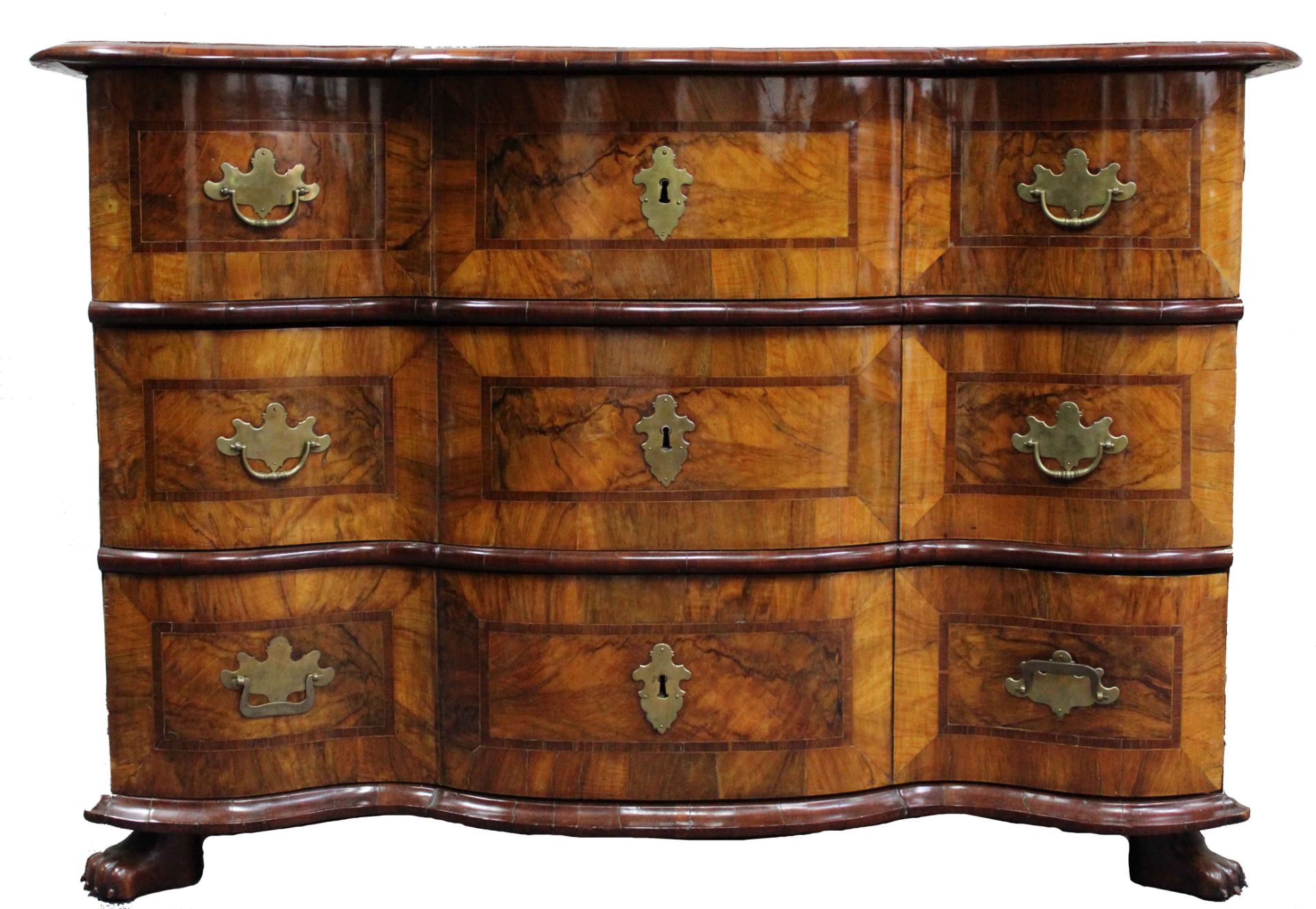 Dresser baroque. Walnut? Three-drawer body with a curved front.