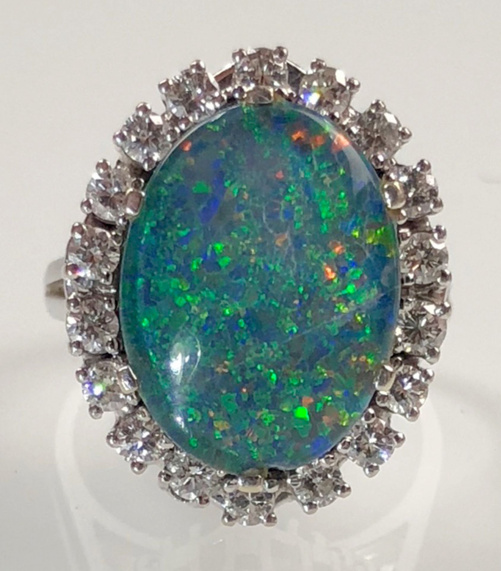 Ring in white gold 585. Opal. With 18 diamonds.