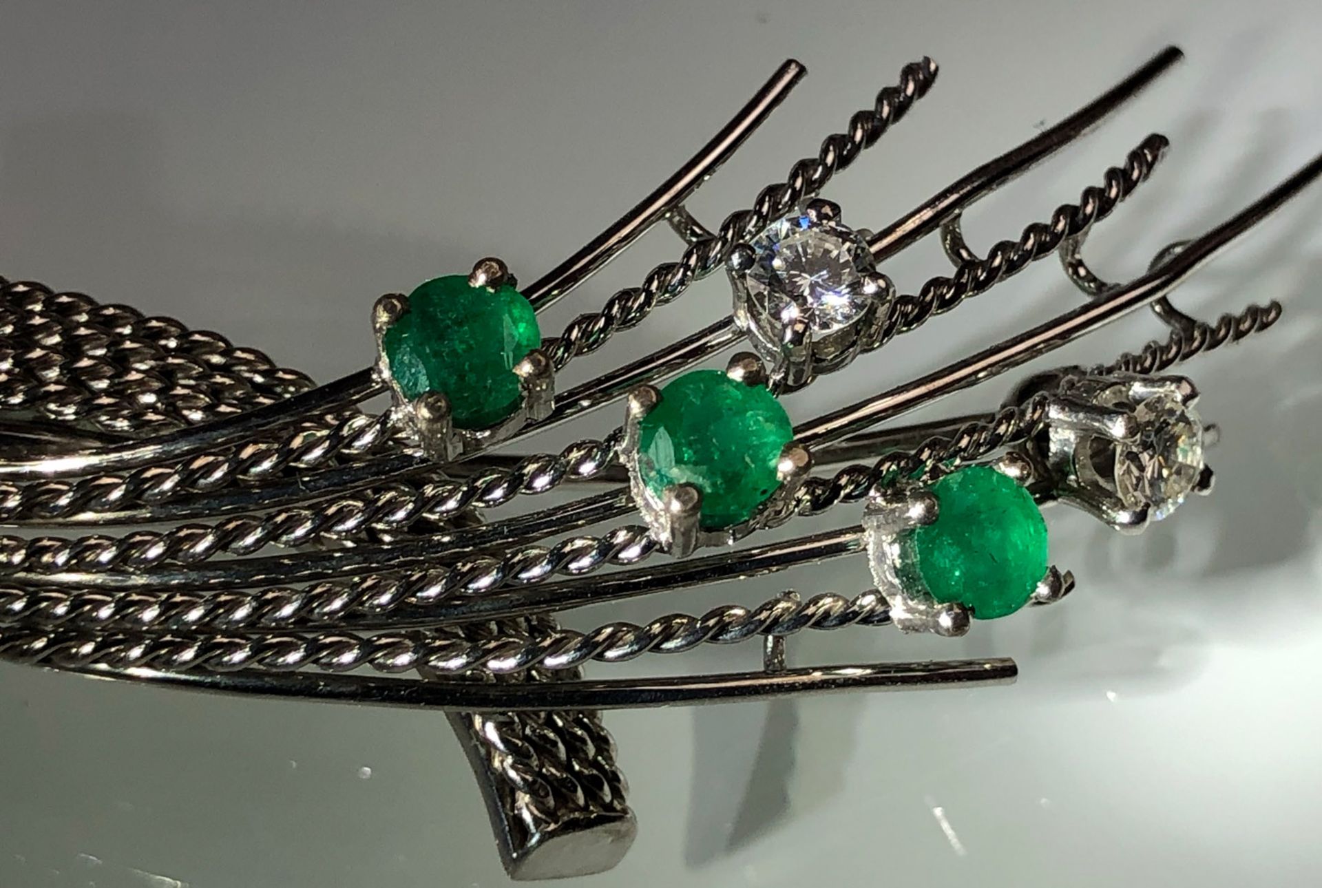 Brooch in white gold 590. With 4 diamonds and 6 emeralds. - Image 8 of 10