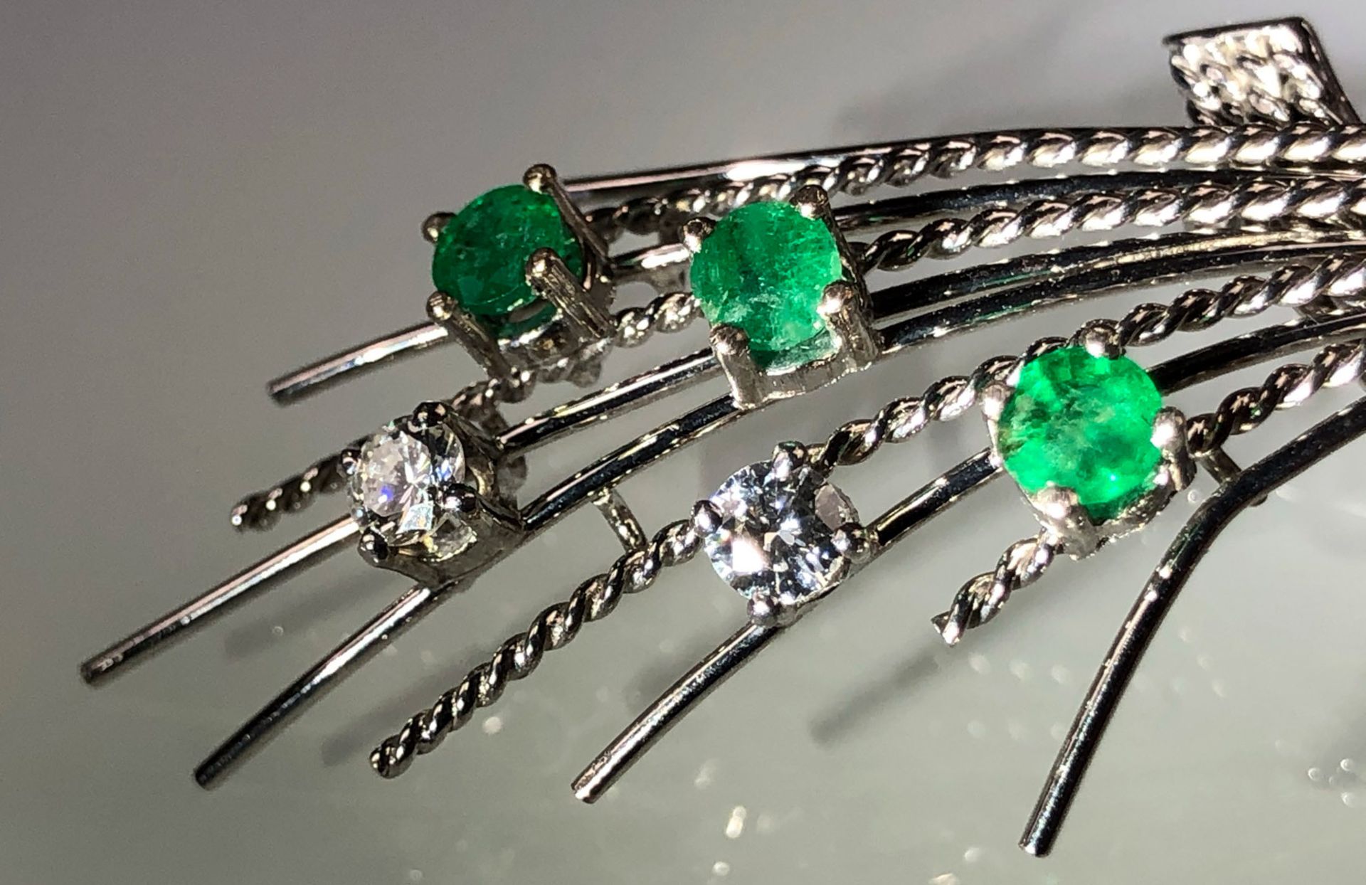 Brooch in white gold 590. With 4 diamonds and 6 emeralds. - Image 9 of 10