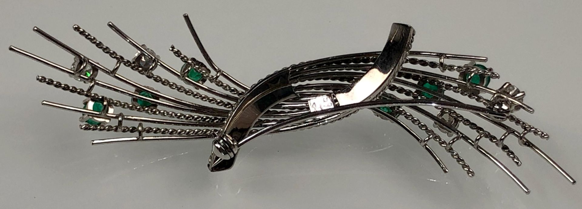 Brooch in white gold 590. With 4 diamonds and 6 emeralds. - Image 5 of 10