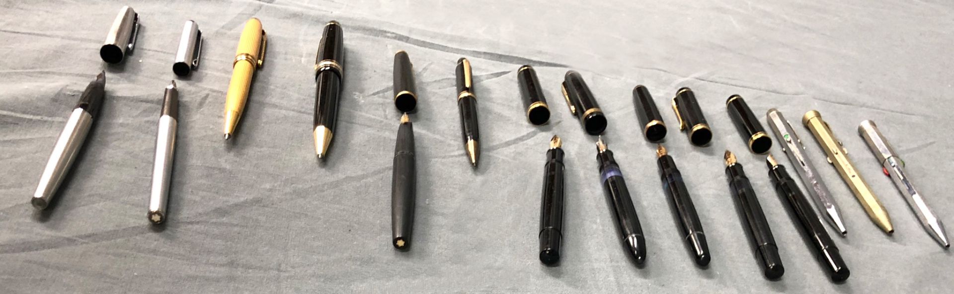 Piston fountain pens, ballpoint pens, some Montblanc, some gold nib. - Image 14 of 25