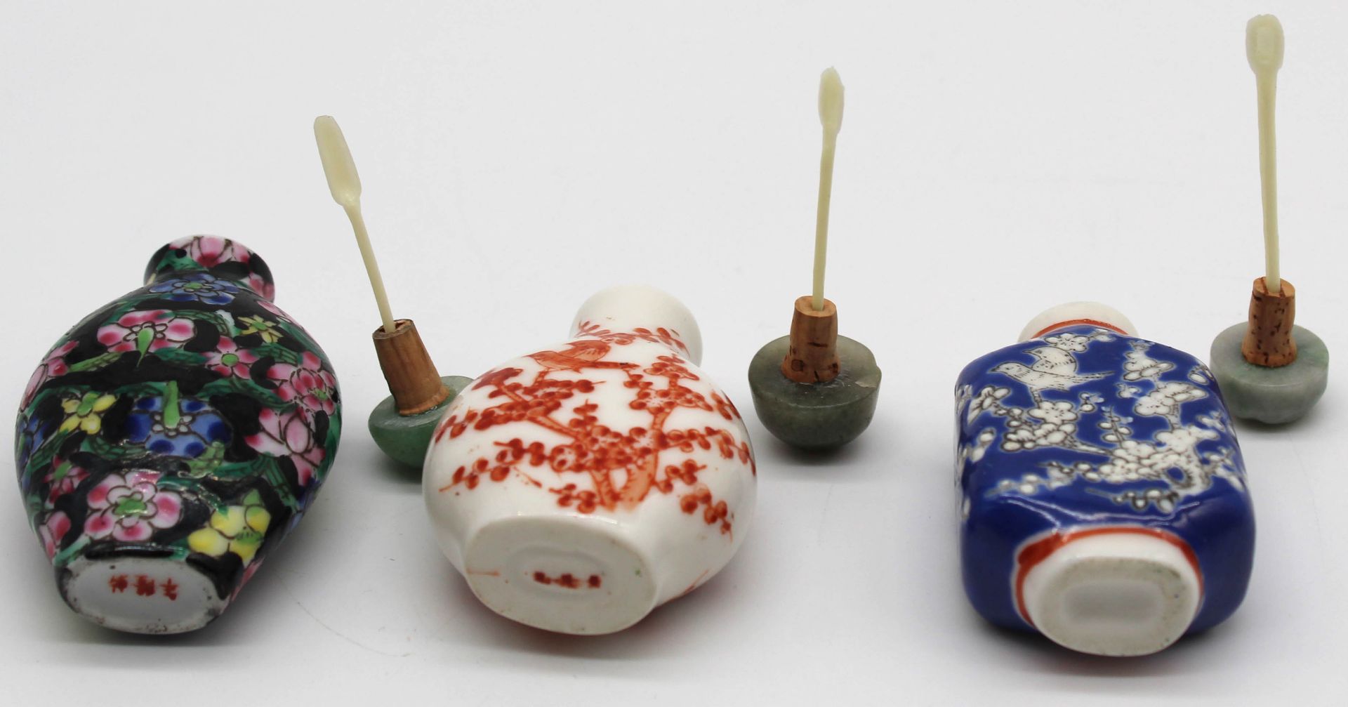 4 snuff bottles. Up to 71 mm high. And textile silk 48 cm x 28 cm Tatsumura. - Bild 6 aus 14