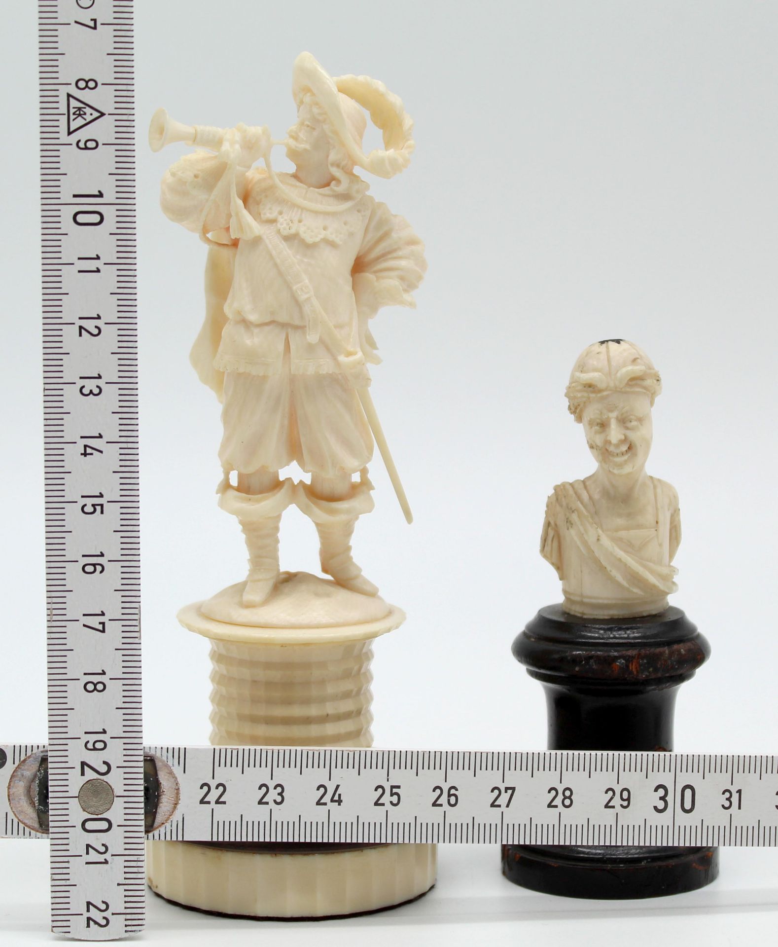 2 figures, ivory around 1900. Probably Erbach. Herald? - Image 5 of 13