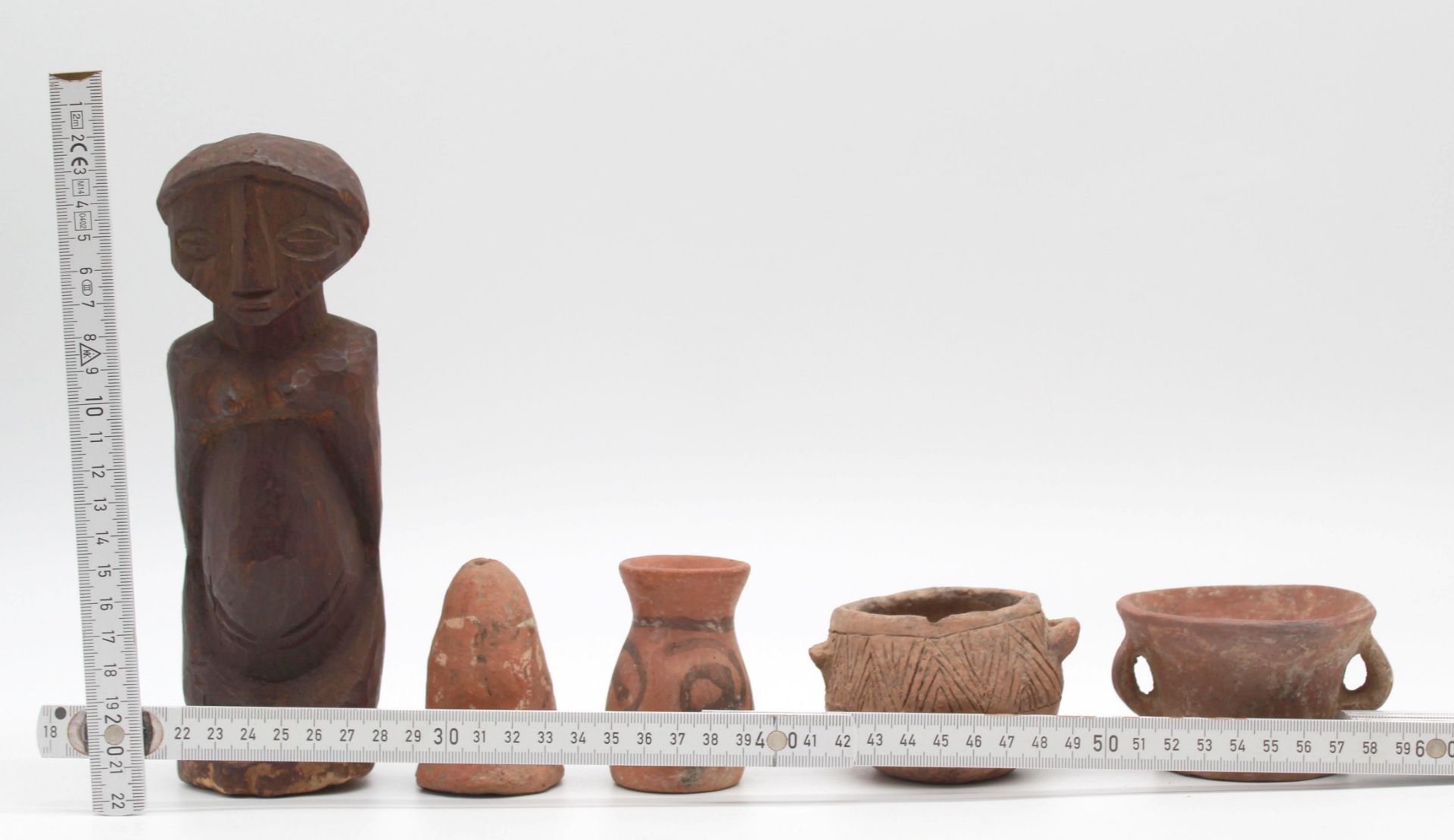 4 ceramics and a figure wood. Probably West Africa, Sahara. - Bild 6 aus 14