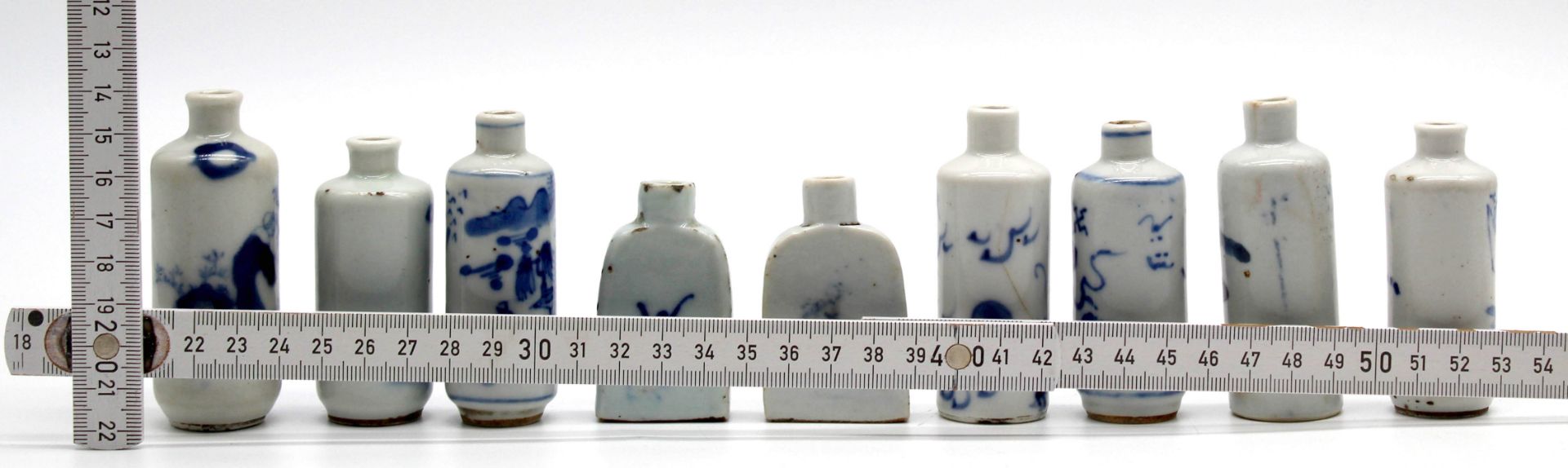 9 porcelain snuff bottles, probably China, old Qing. - Bild 14 aus 21