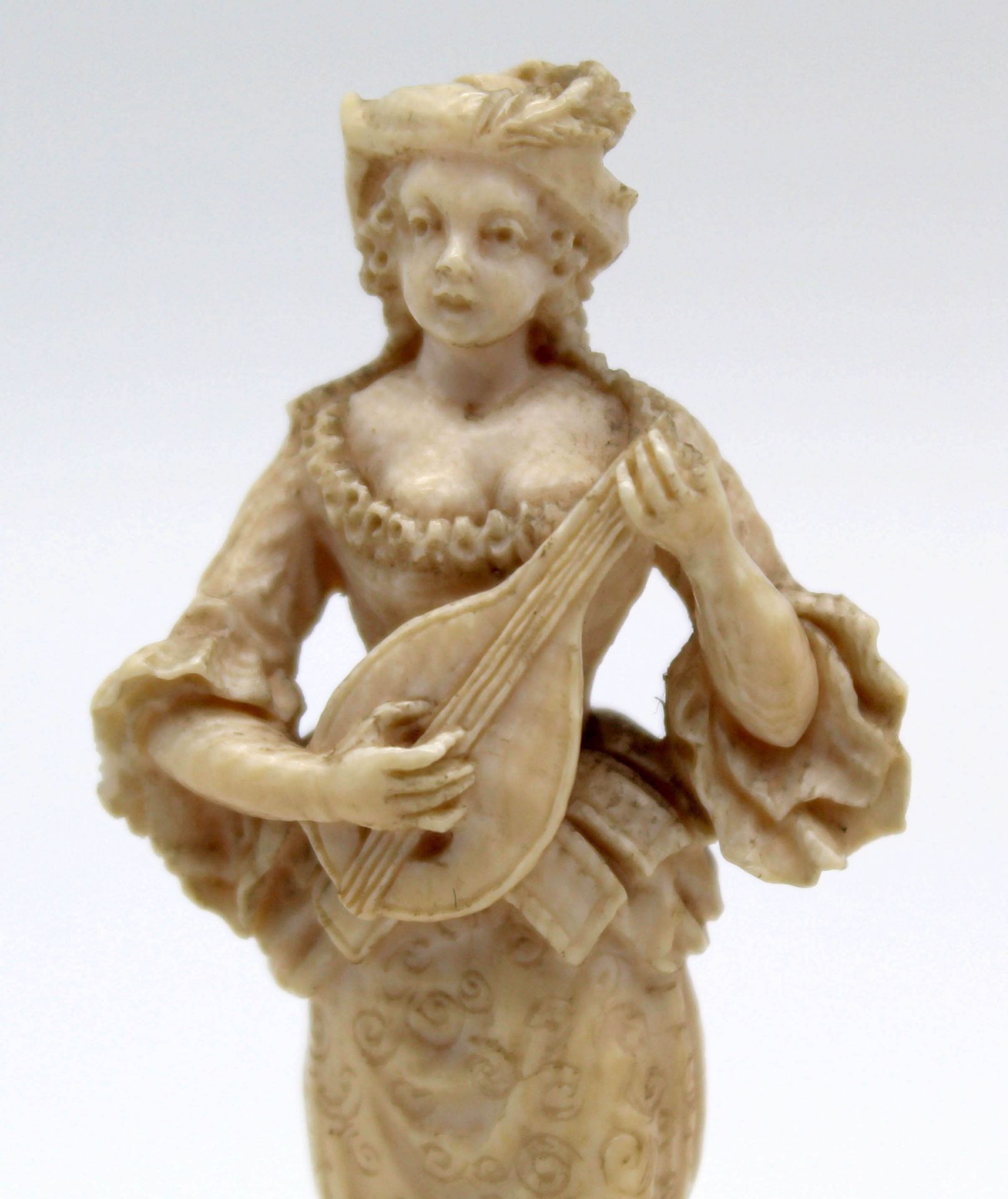 2 ladies figures ivory around 1900. Probably Erbach. - Image 10 of 10