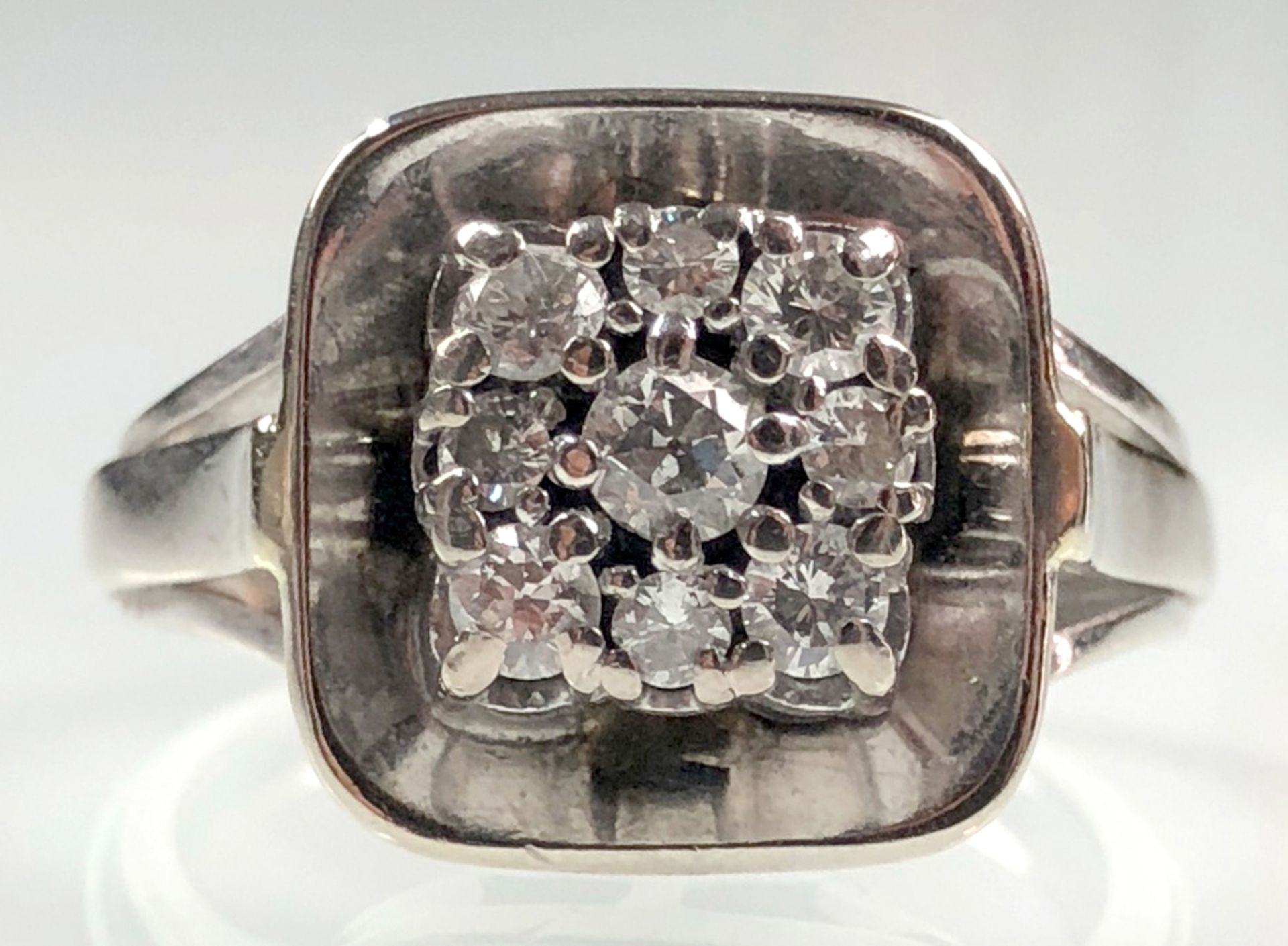 Ring white gold 585. Nine brilliant-cut diamonds - full cut.