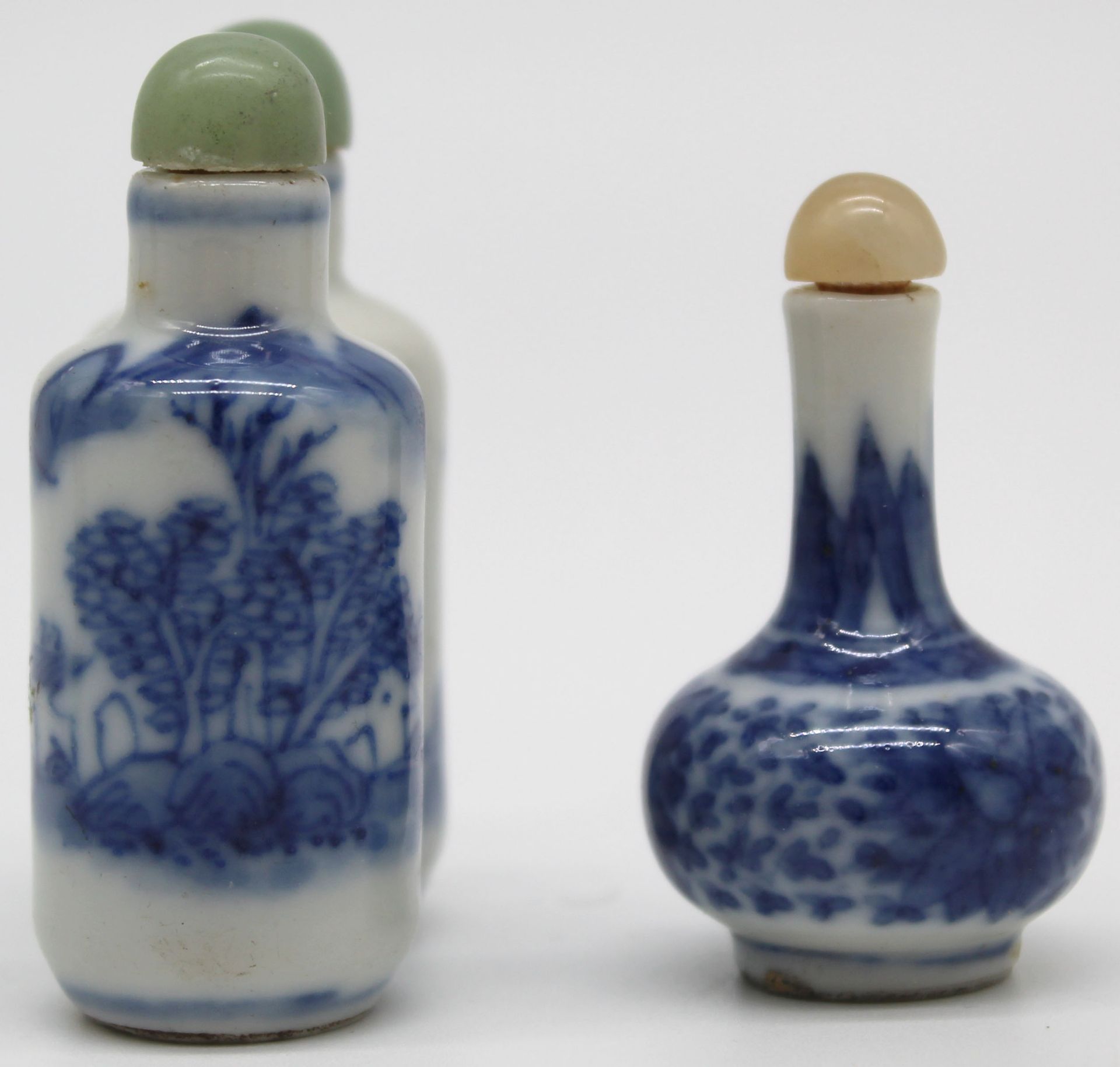 10 porcelain snuff bottles / dispeners. Probably China old. - Image 15 of 31