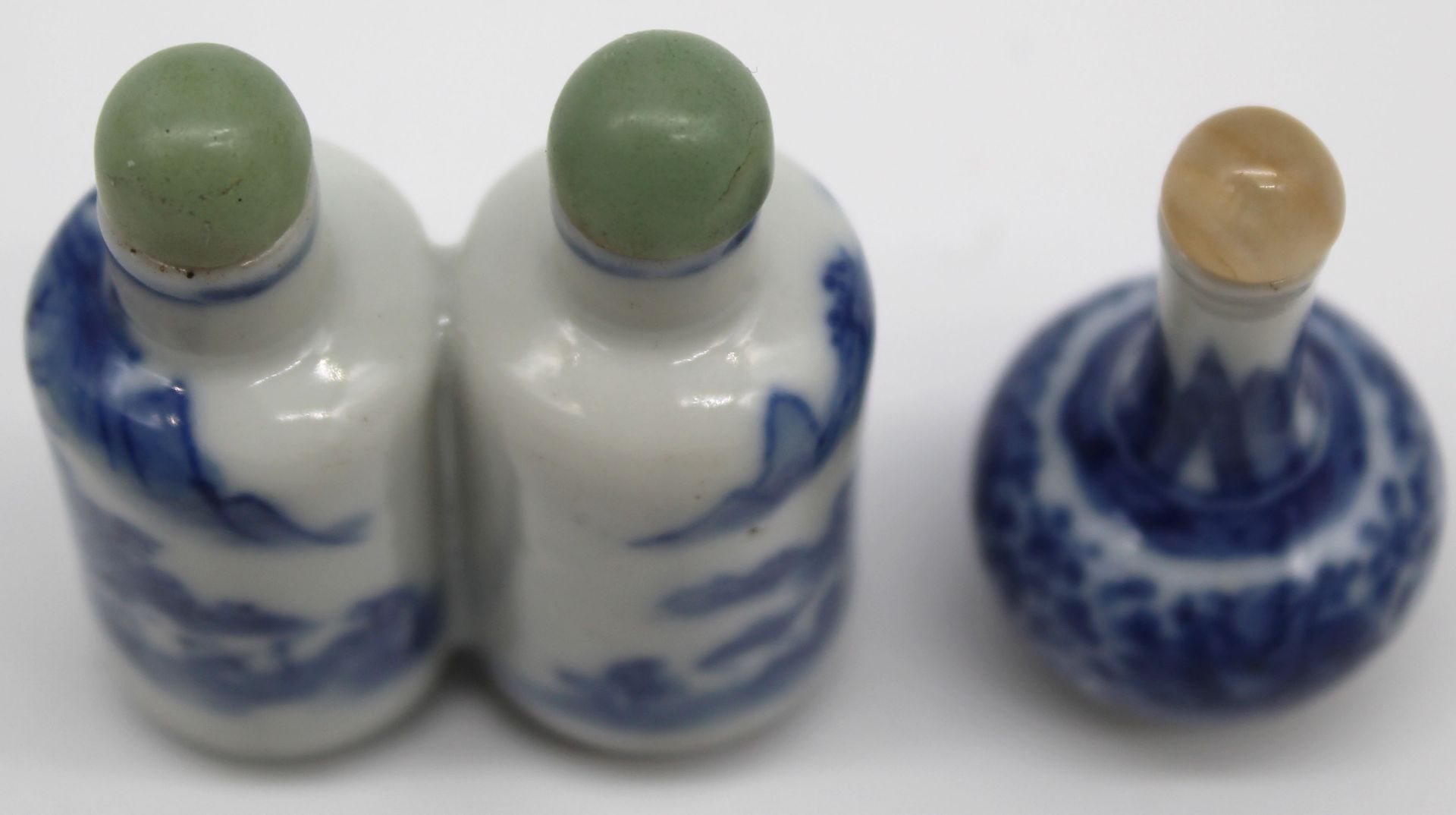 10 porcelain snuff bottles / dispeners. Probably China old. - Image 16 of 31