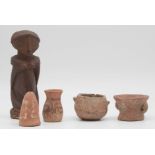 4 ceramics and a figure wood. Probably West Africa, Sahara.