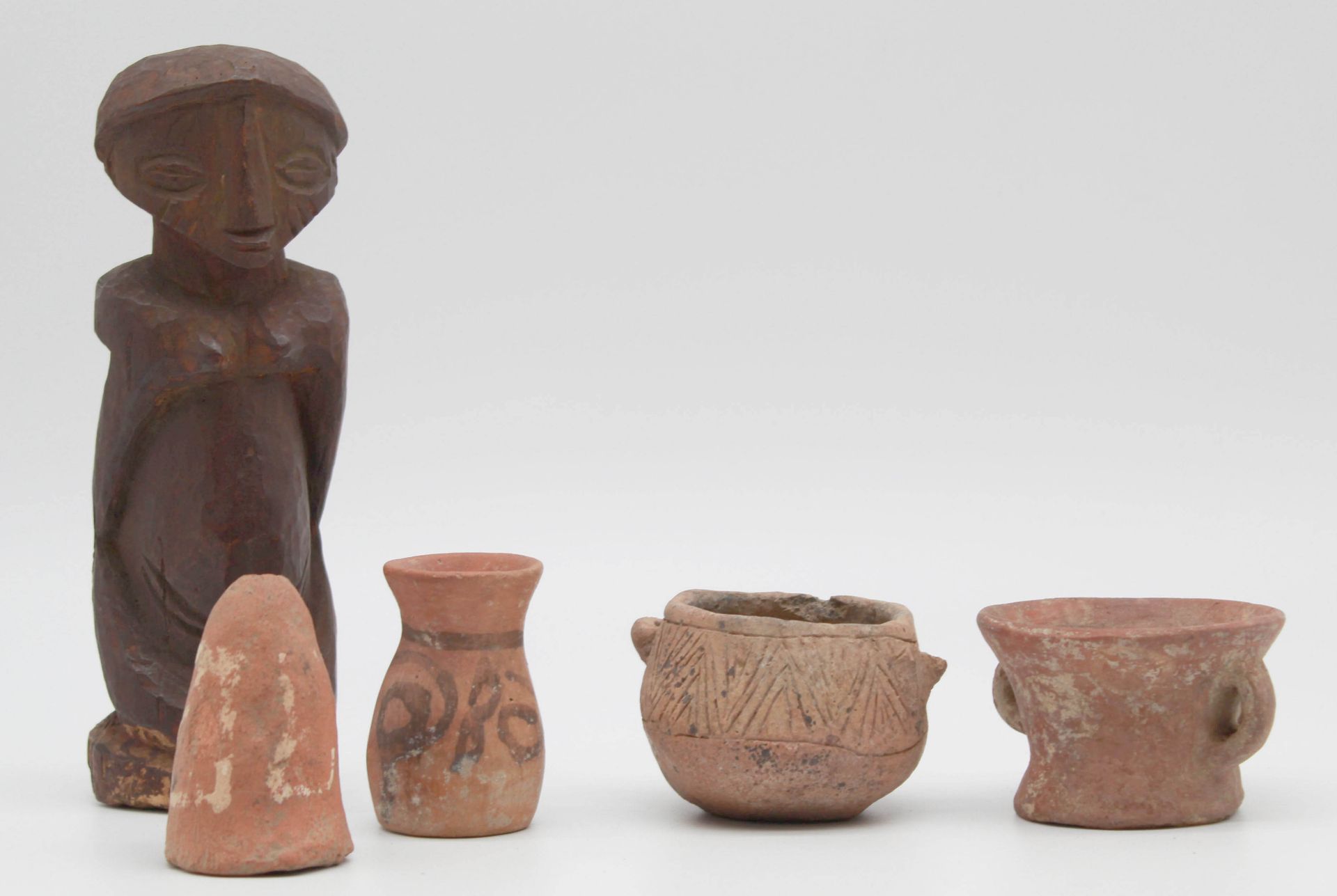 4 ceramics and a figure wood. Probably West Africa, Sahara.