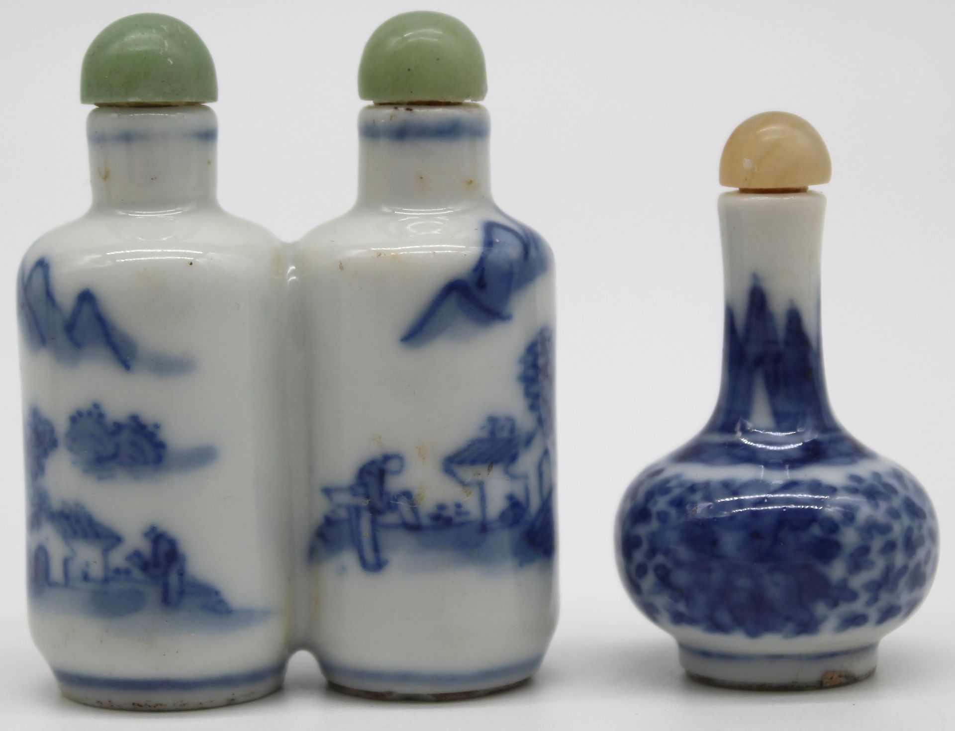 10 porcelain snuff bottles / dispeners. Probably China old. - Image 14 of 31