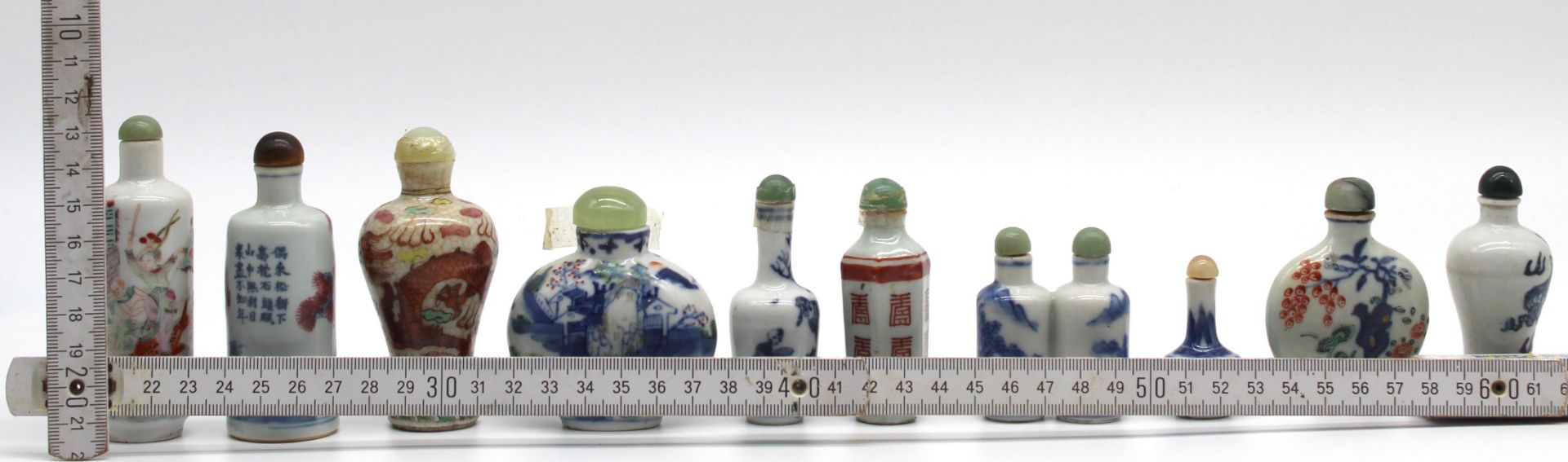 10 porcelain snuff bottles / dispeners. Probably China old. - Image 25 of 31