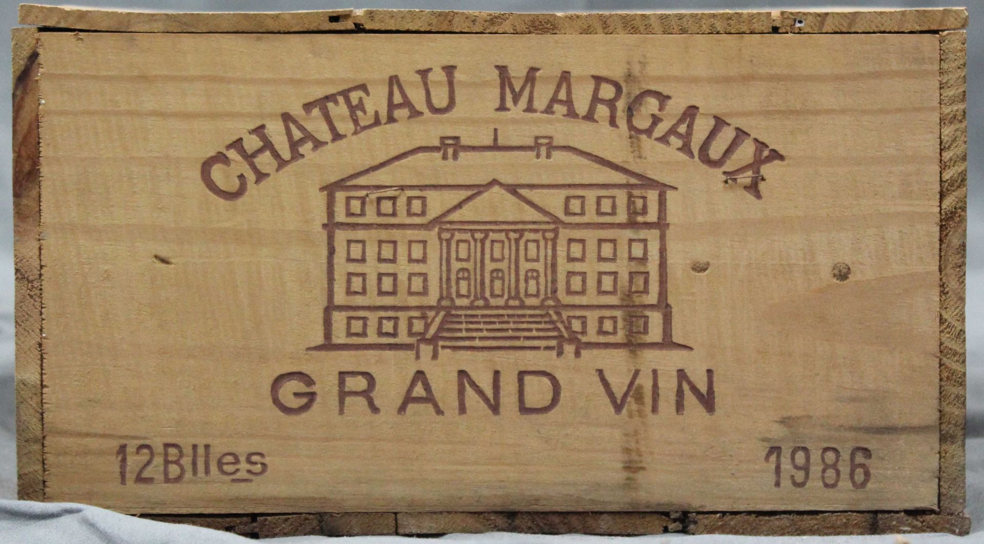 1986 Chateau Margaux, Margaux AOC, France. Eine Kiste, 12 ganze Flaschen.
