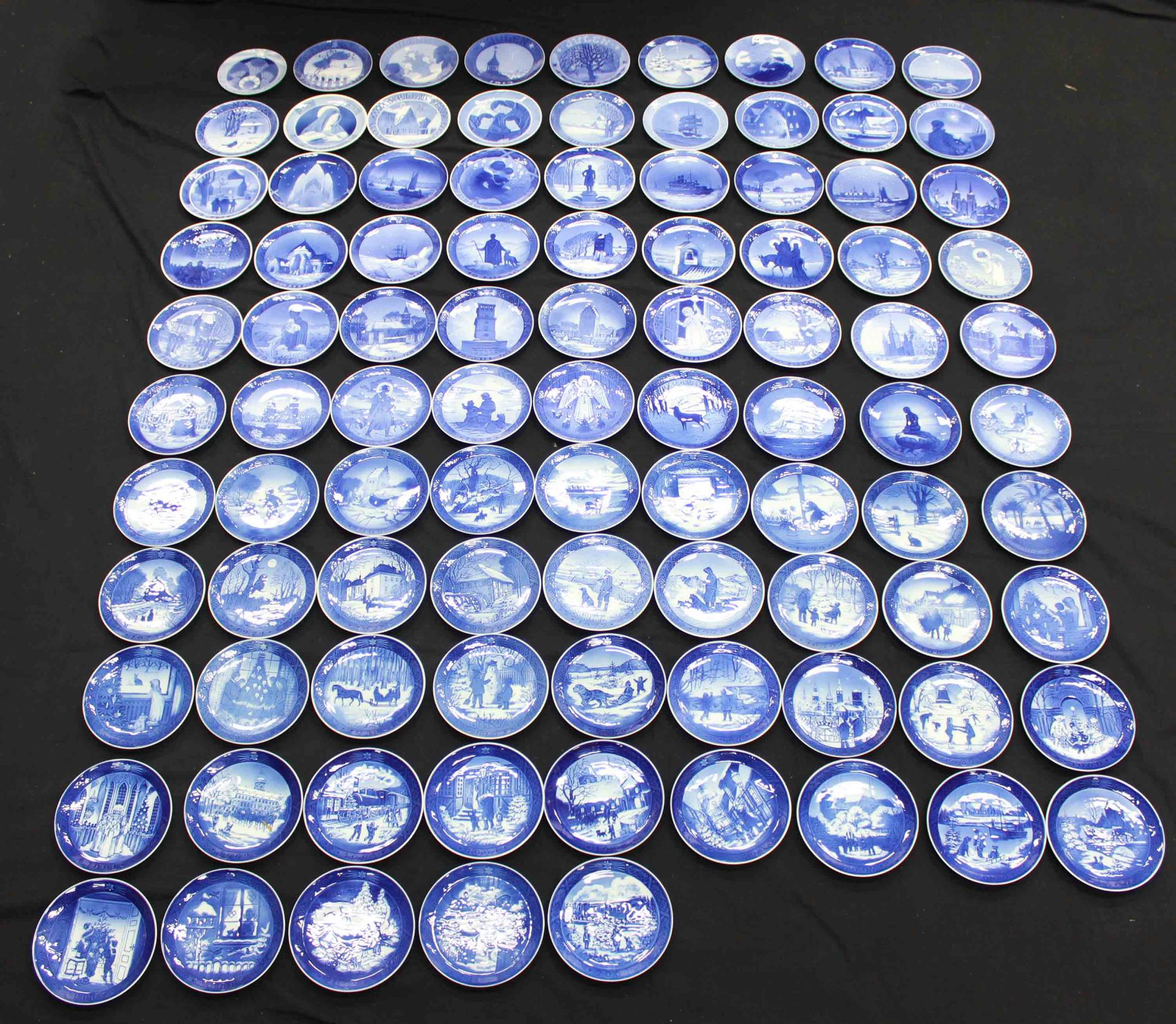 94 Christmas plates - Royal Copenhagen. Complete series from 1910-2004.