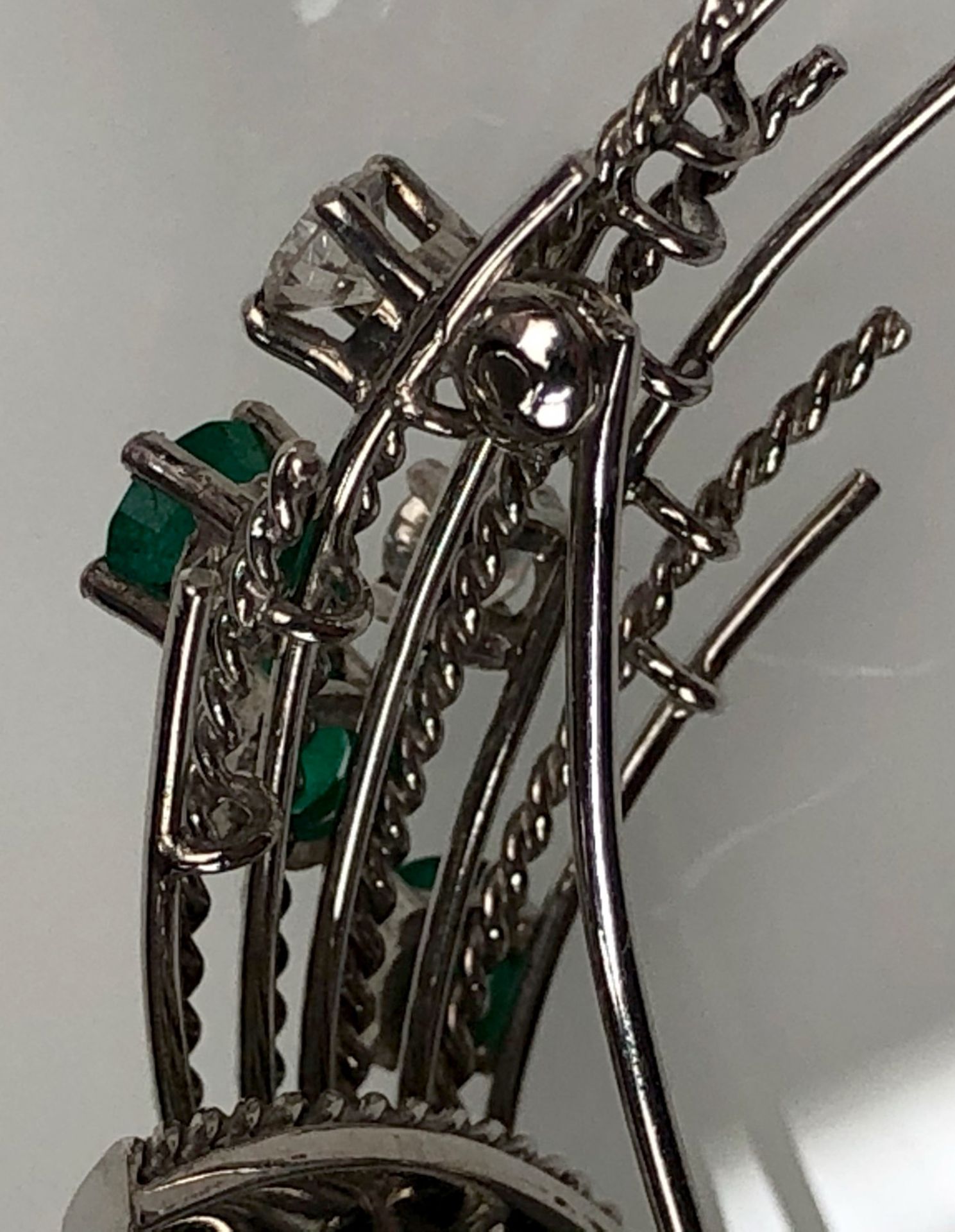 Brooch in white gold 590. With 4 diamonds and 6 emeralds. - Image 7 of 10