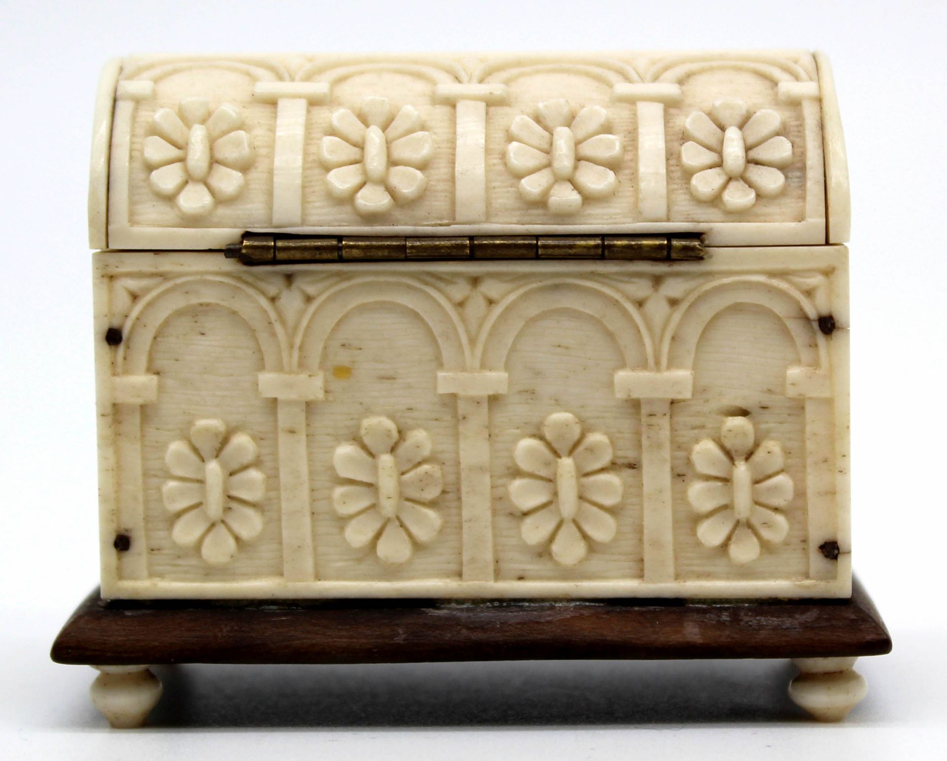 Miniature model sarcophagus. Ivory around 1900. Probably Erbach. - Image 3 of 7