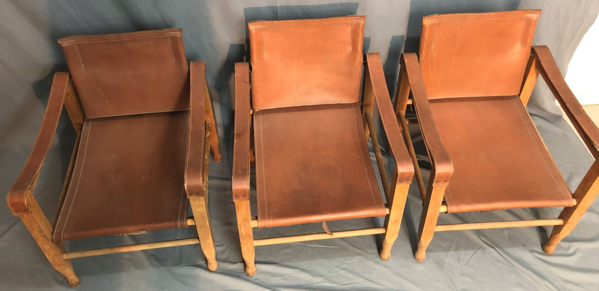 3 Safari Chair. Leder und Holz. Wohl Design von Wilhelm KIENZLE (1886-1958). - Image 9 of 13