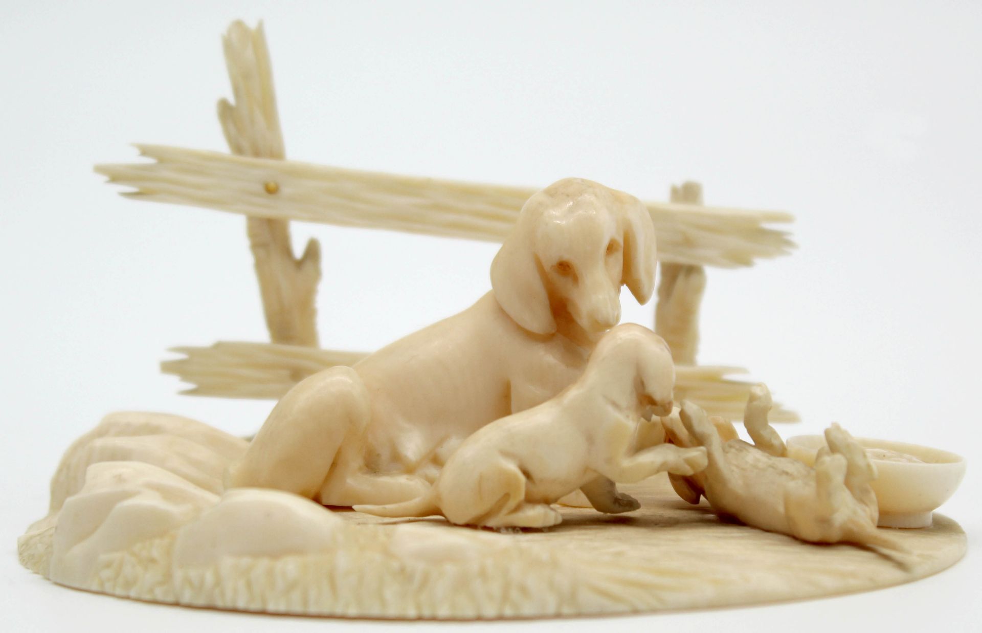 Ivory around 1900. Mother dachshund with 2 puppies. Probably Erbach. - Image 5 of 12