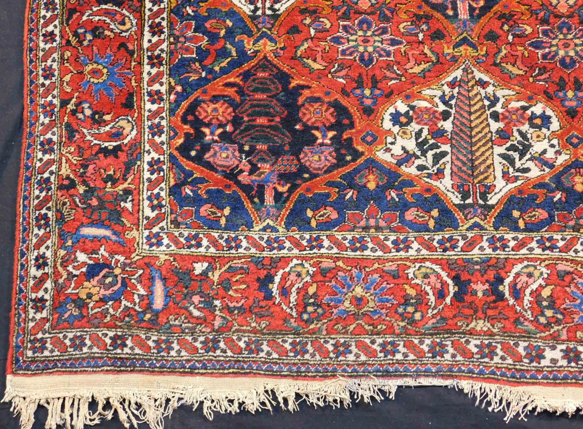 Bakhtiar Persian carpet. Field carpet. Iran. Around 80 - 100 years old. - Bild 2 aus 8