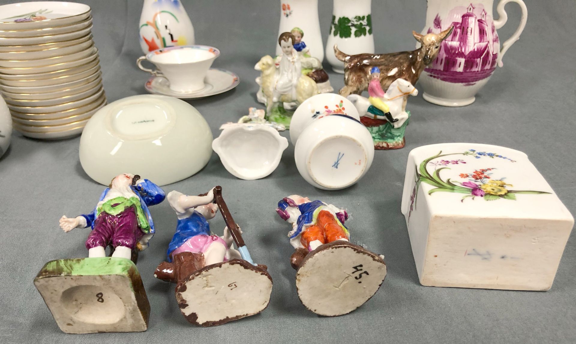 Mixed lot of old porcelain. Figures, bowls, vases. Some Meissen, KPM. - Image 12 of 23