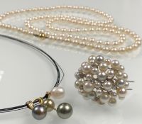 Mixed lot with gold. 585. Cultured pearls. Diamonds brilliant cut.