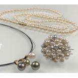 Mixed lot with gold. 585. Cultured pearls. Diamonds brilliant cut.