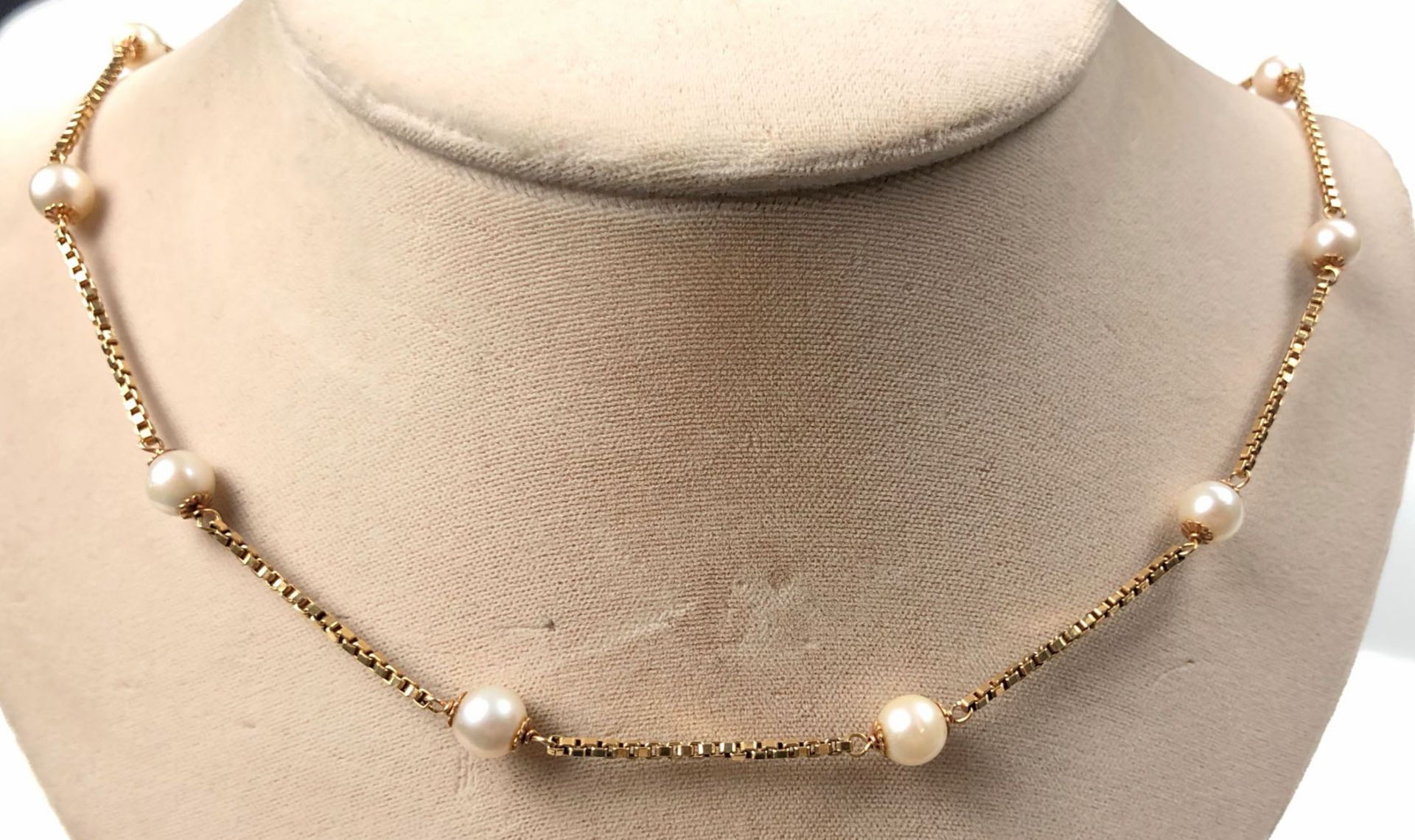 Necklace. Yellow gold 750 with cultured pearls. Gross 27.1 grams.