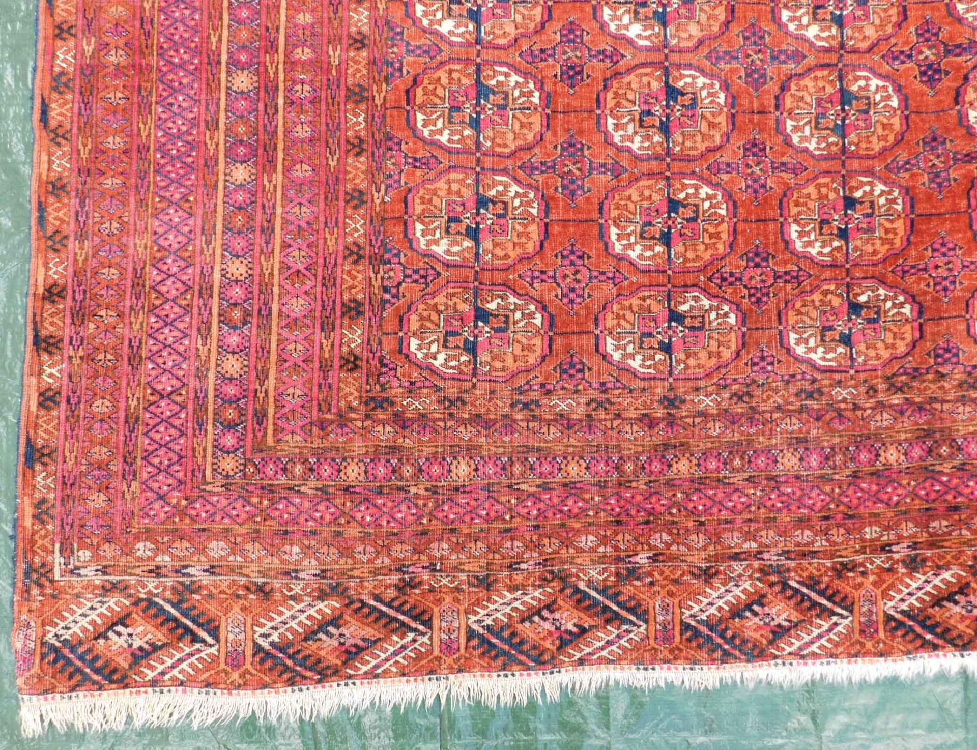 Tekke main carpet. Turkmenistan. Around 80 - 120 years old. - Image 7 of 10